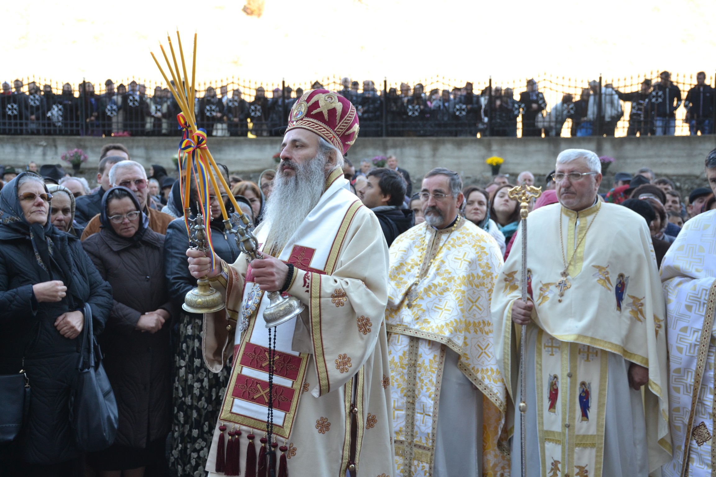 Sfințire de biserică la Piatra Șoimului, după 16 ani de lucrări Sfințire de biserică la Piatra Șoimului, după 16 ani de lucrări