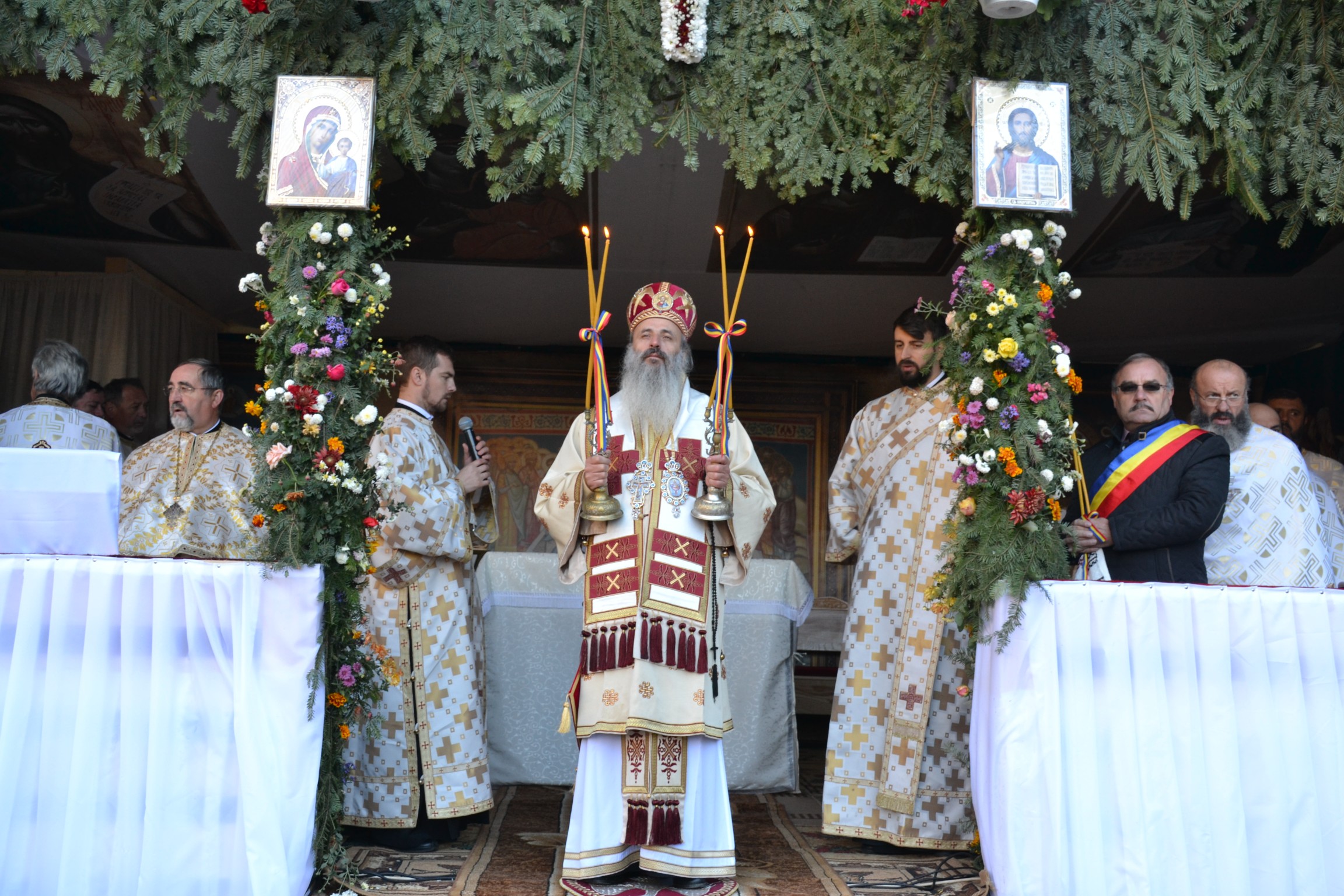 Sfințire de biserică la Piatra Șoimului, după 16 ani de lucrări Sfințire de biserică la Piatra Șoimului, după 16 ani de lucrări