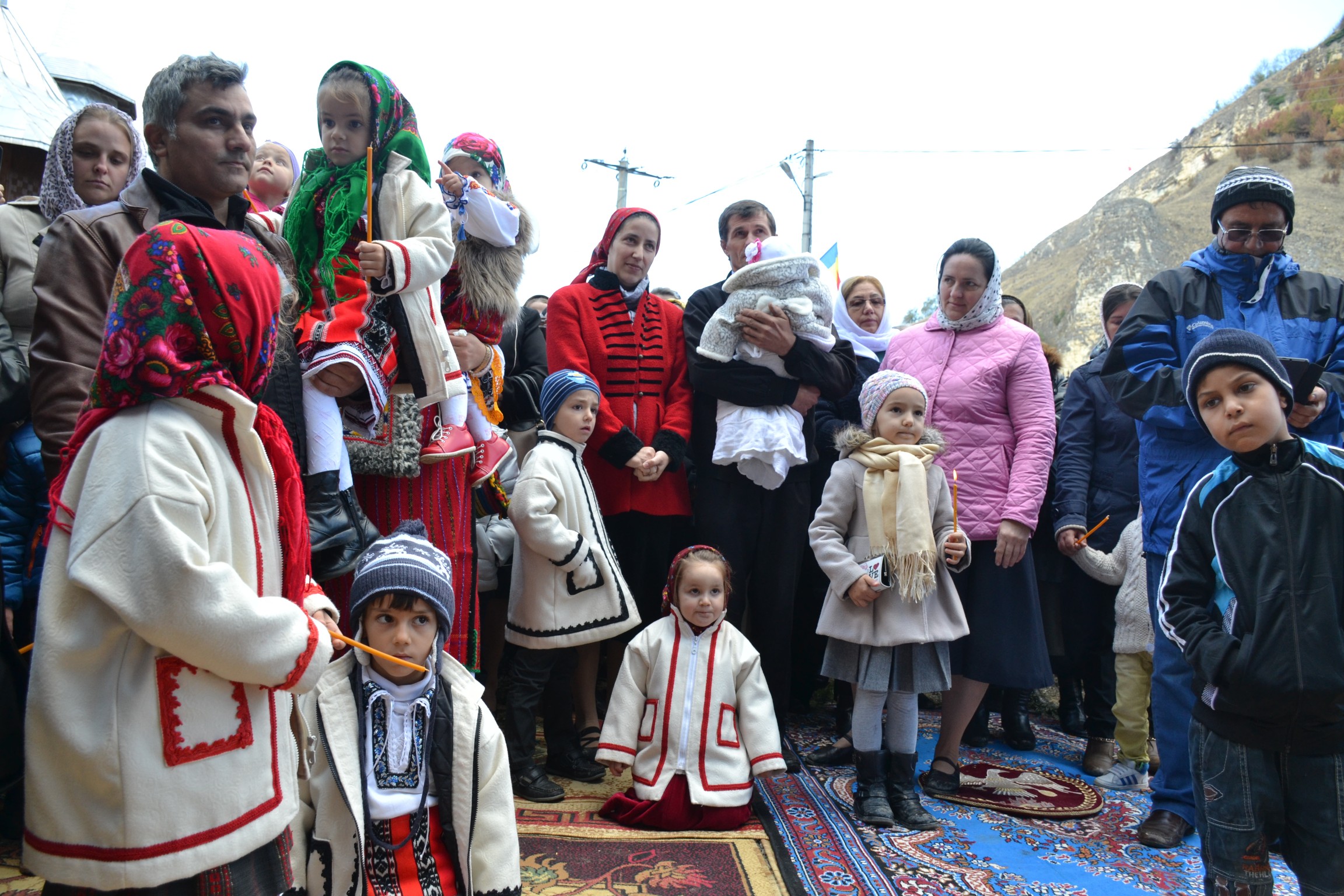 Sfințire de biserică la Piatra Șoimului, după 16 ani de lucrări Sfințire de biserică la Piatra Șoimului, după 16 ani de lucrări