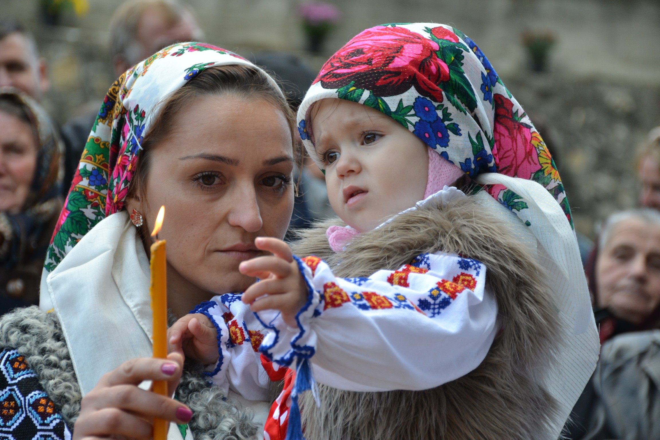 Sfințire de biserică la Piatra Șoimului, după 16 ani de lucrări Sfințire de biserică la Piatra Șoimului, după 16 ani de lucrări