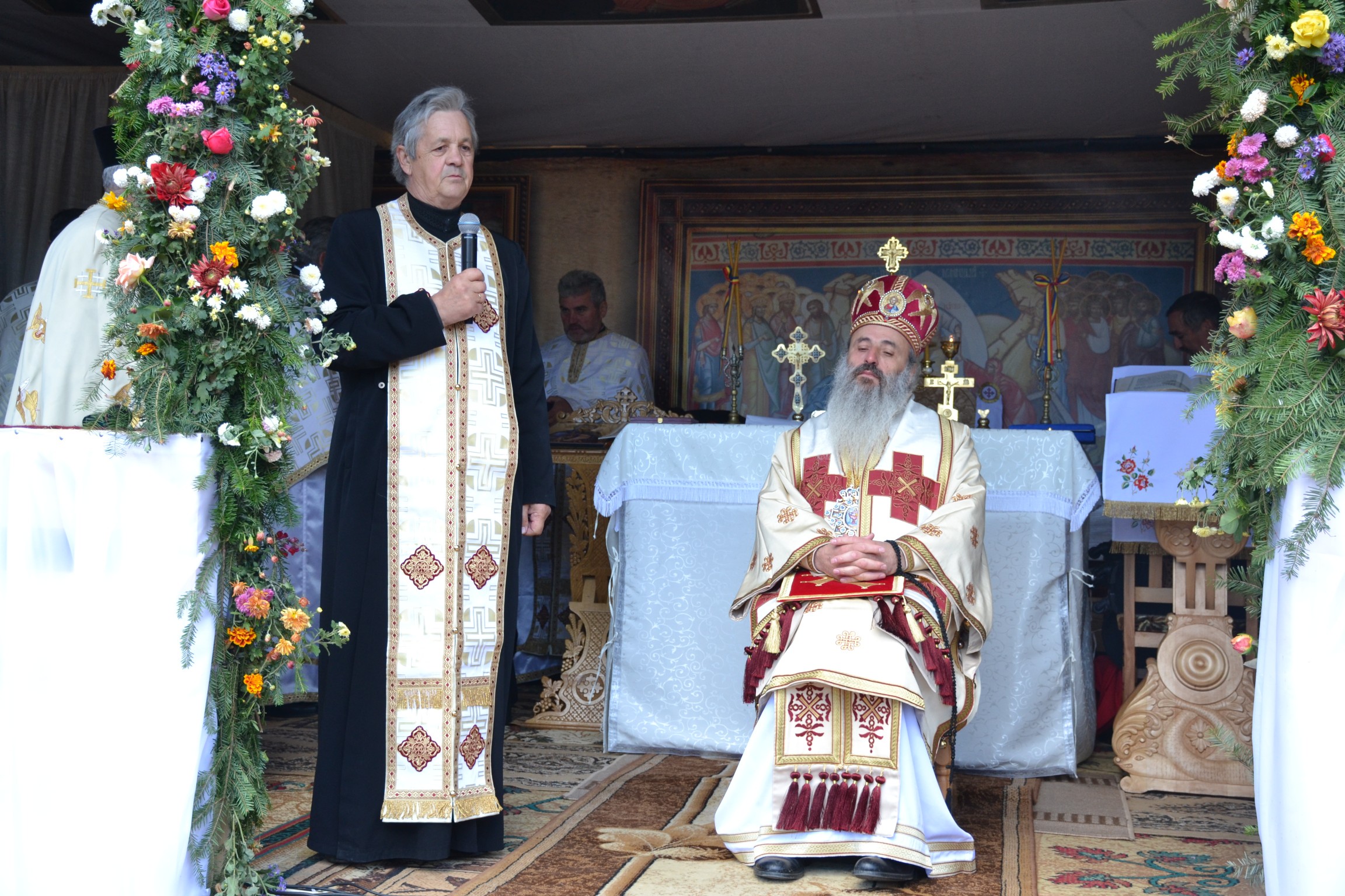 Sfințire de biserică la Piatra Șoimului, după 16 ani de lucrări Sfințire de biserică la Piatra Șoimului, după 16 ani de lucrări