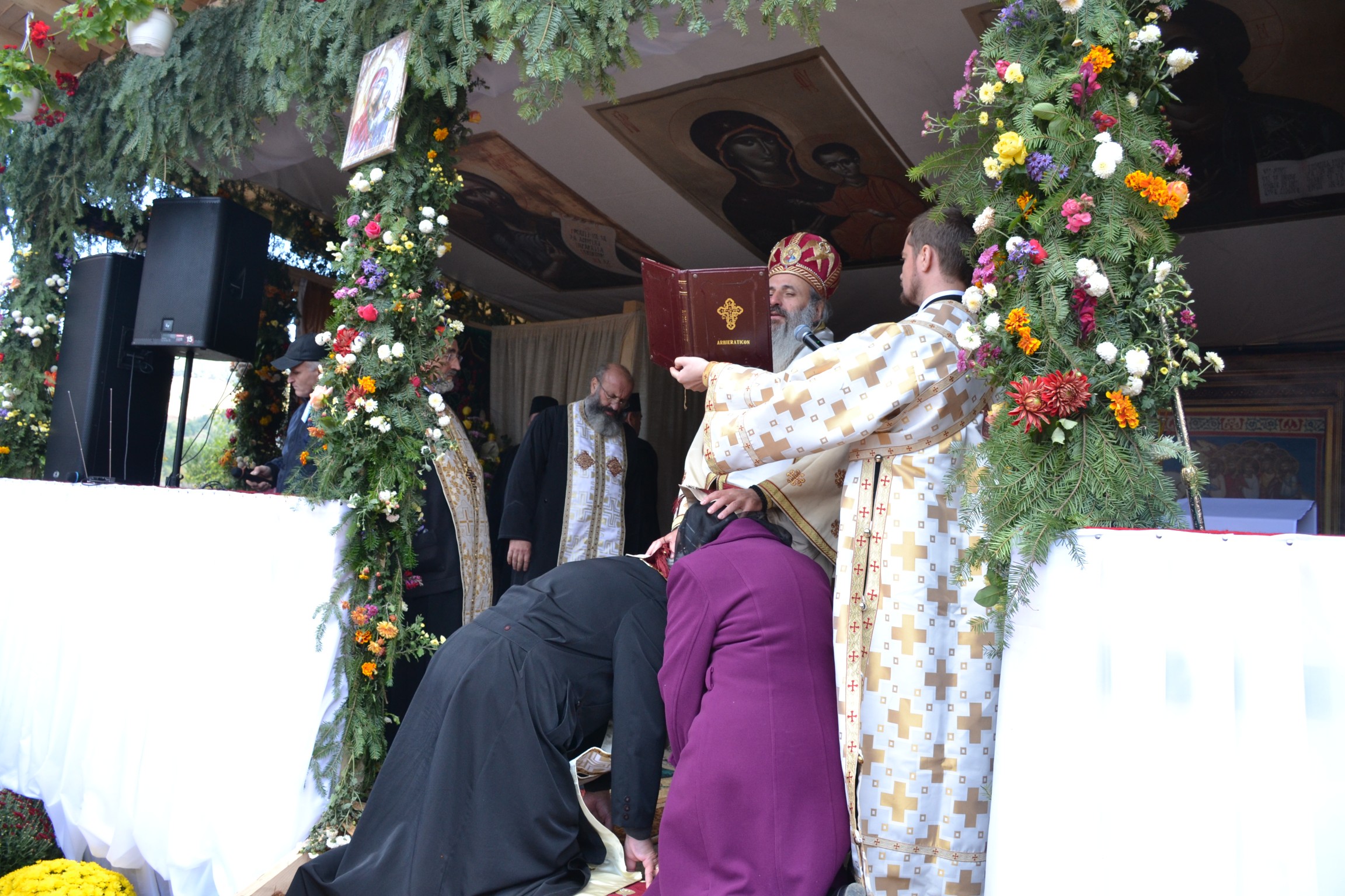 Sfințire de biserică la Piatra Șoimului, după 16 ani de lucrări Sfințire de biserică la Piatra Șoimului, după 16 ani de lucrări