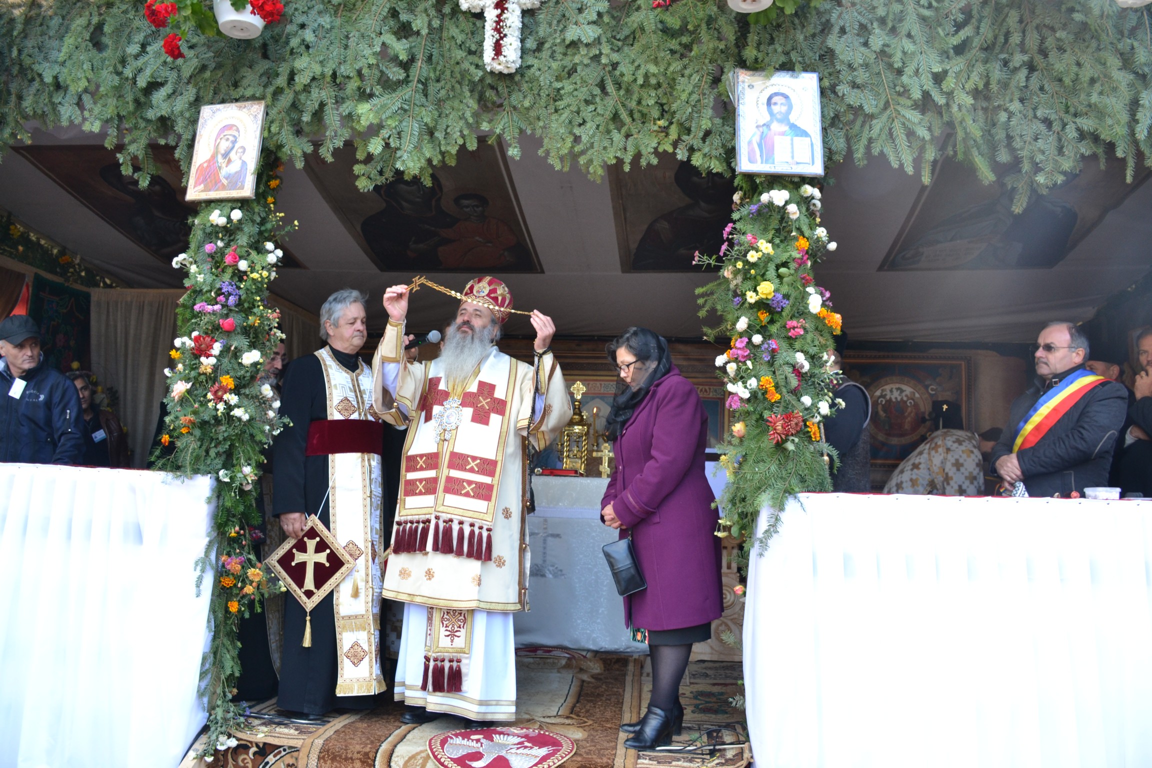 Sfințire de biserică la Piatra Șoimului, după 16 ani de lucrări Sfințire de biserică la Piatra Șoimului, după 16 ani de lucrări