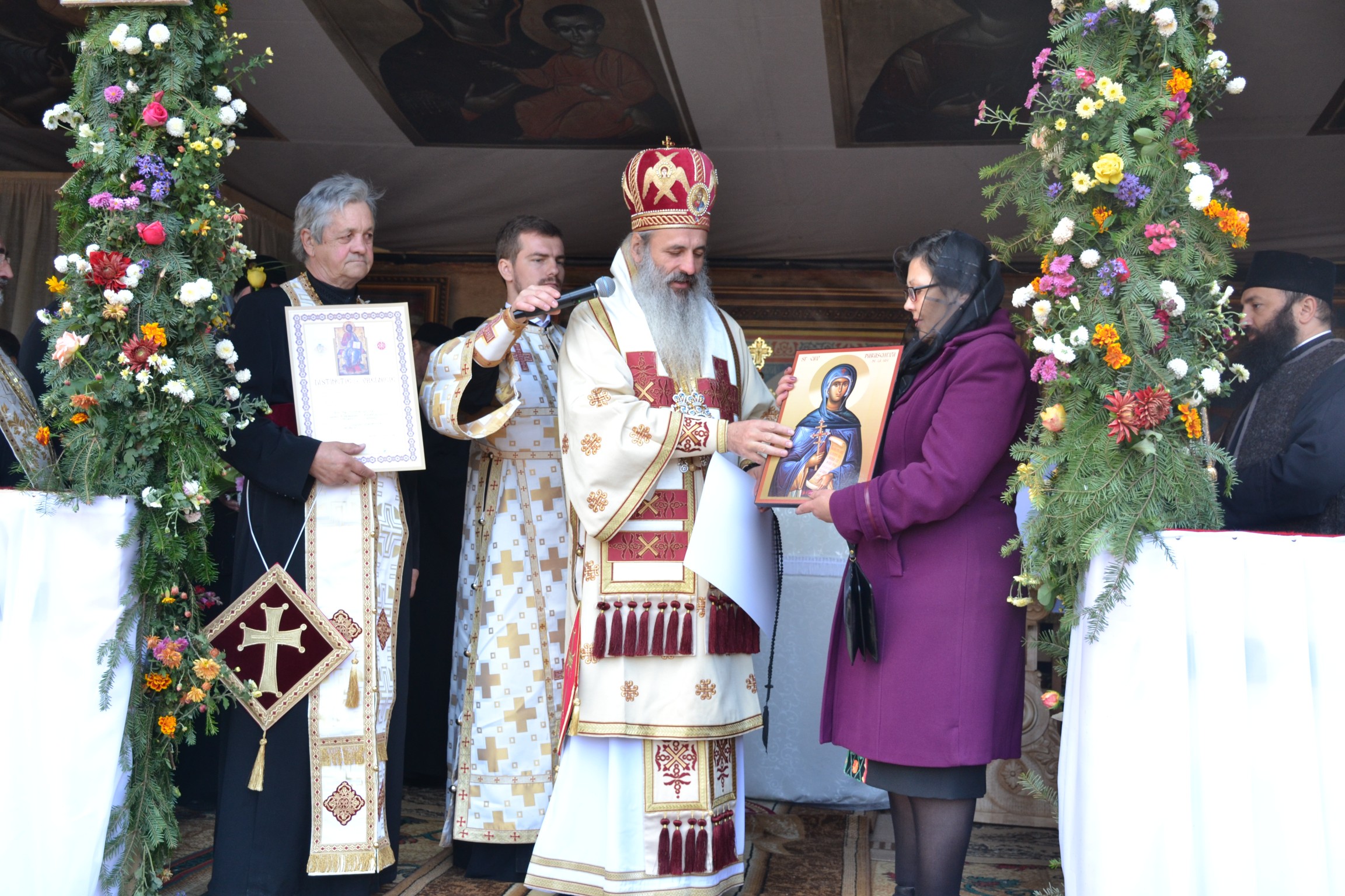 Sfințire de biserică la Piatra Șoimului, după 16 ani de lucrări Sfințire de biserică la Piatra Șoimului, după 16 ani de lucrări