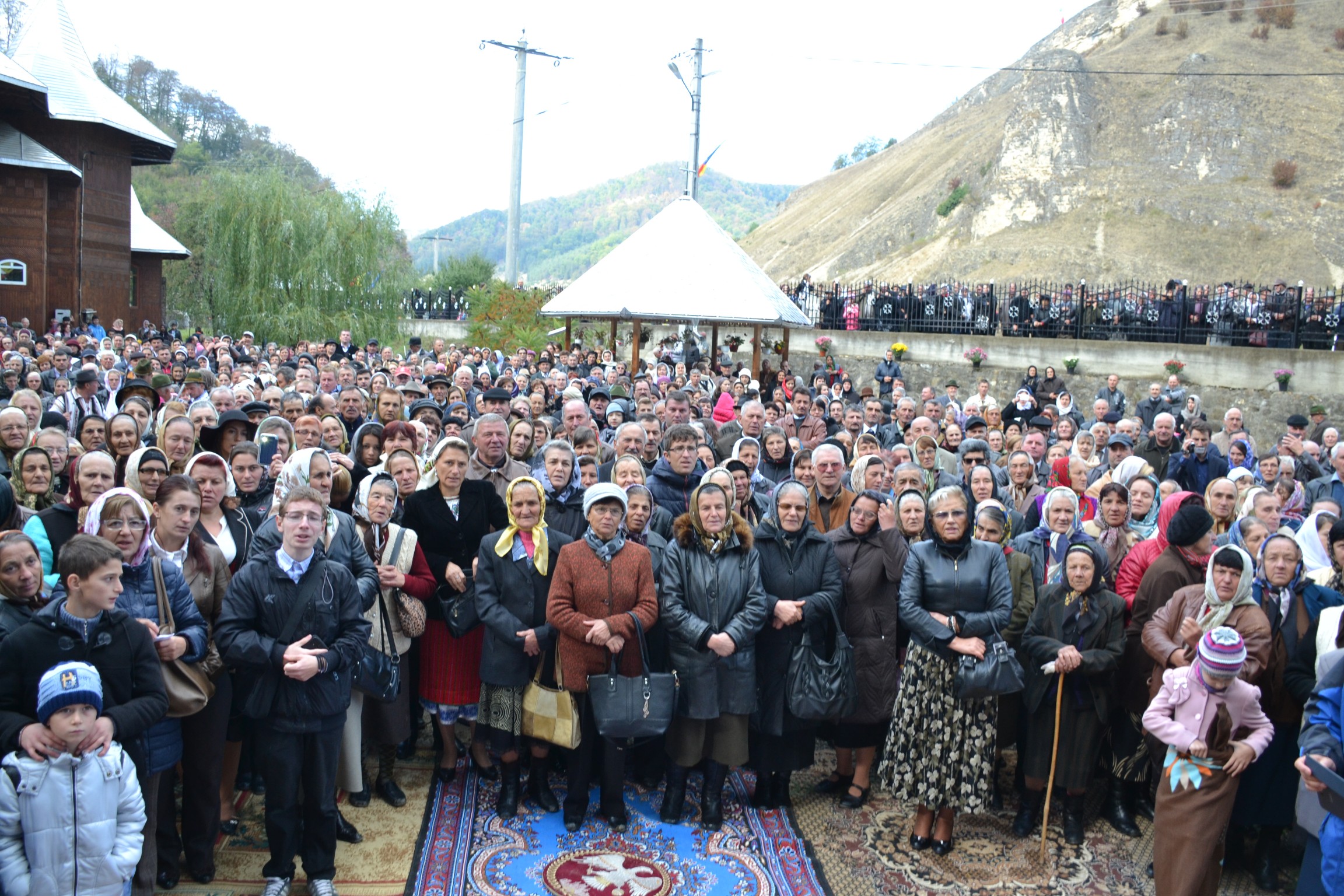 Sfințire de biserică la Piatra Șoimului, după 16 ani de lucrări Sfințire de biserică la Piatra Șoimului, după 16 ani de lucrări