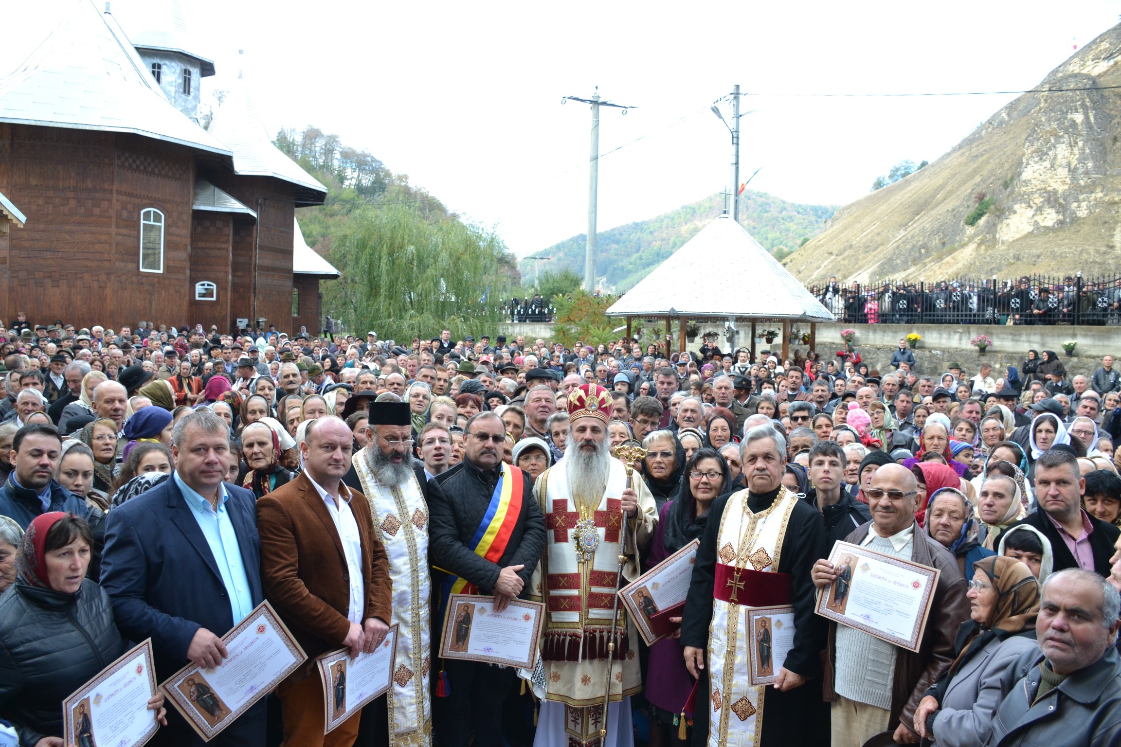 Sfințire de biserică la Piatra Șoimului, după 16 ani de lucrări Sfințire de biserică la Piatra Șoimului, după 16 ani de lucrări