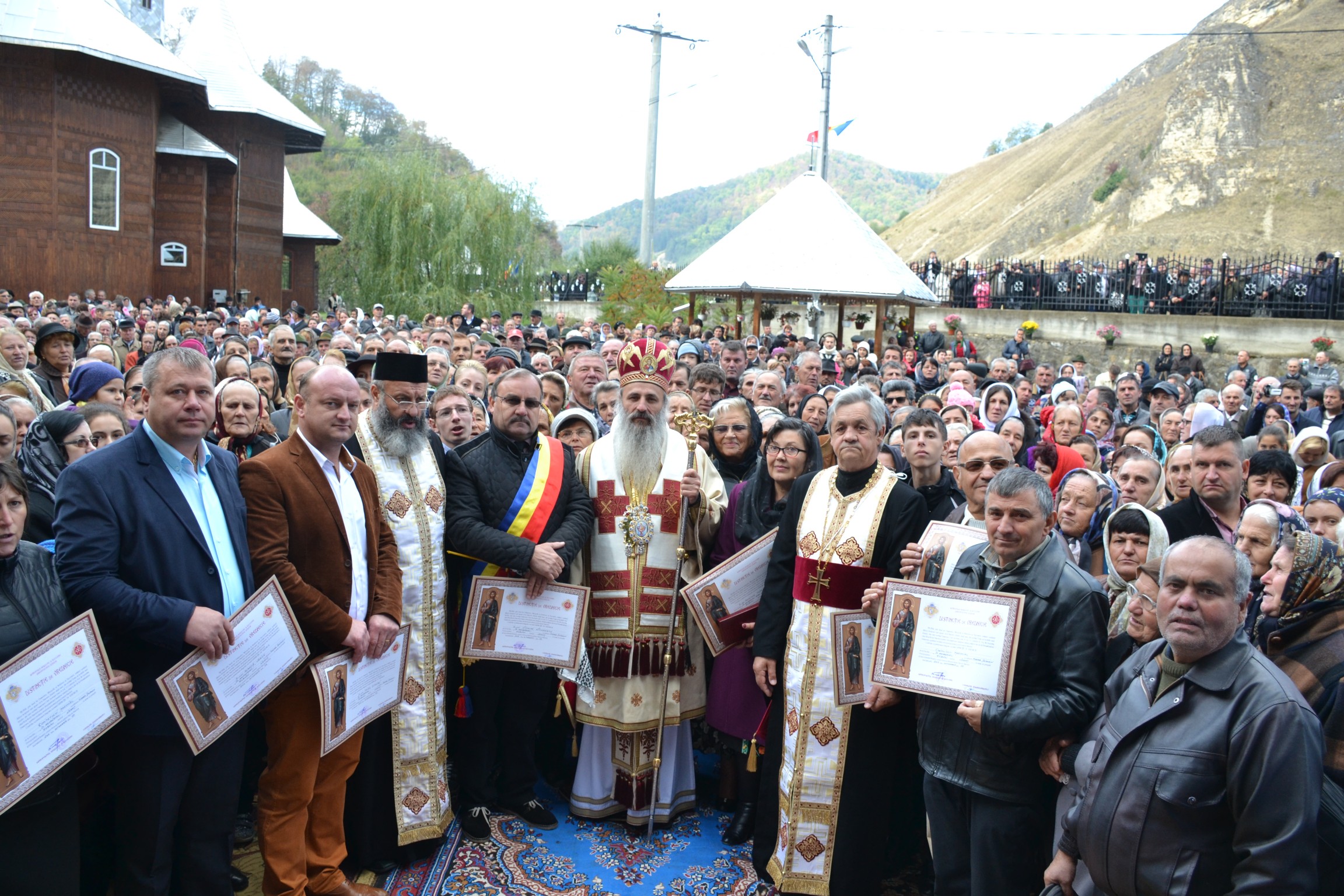 Sfințire de biserică la Piatra Șoimului, după 16 ani de lucrări Sfințire de biserică la Piatra Șoimului, după 16 ani de lucrări