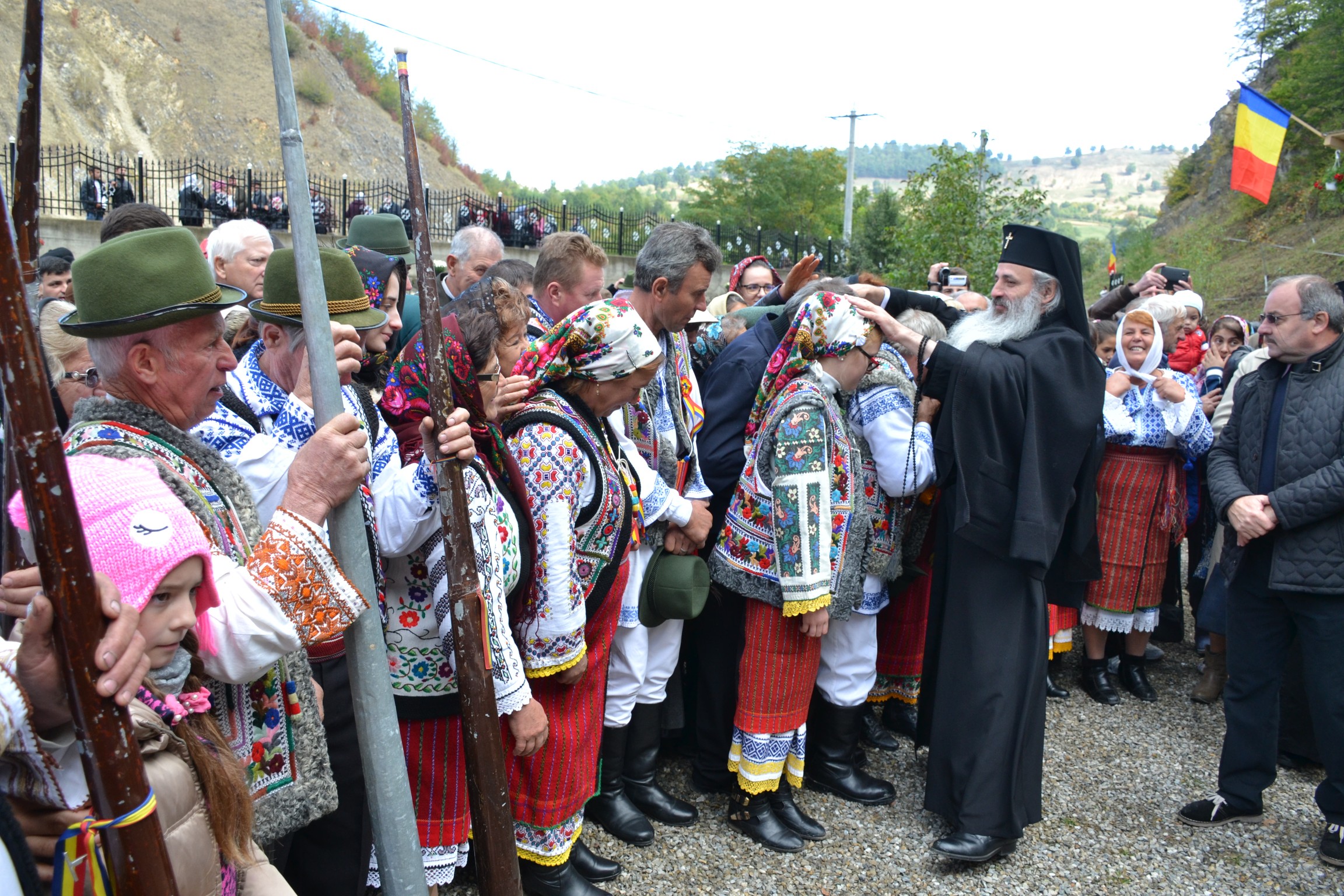 Sfințire de biserică la Piatra Șoimului, după 16 ani de lucrări Sfințire de biserică la Piatra Șoimului, după 16 ani de lucrări