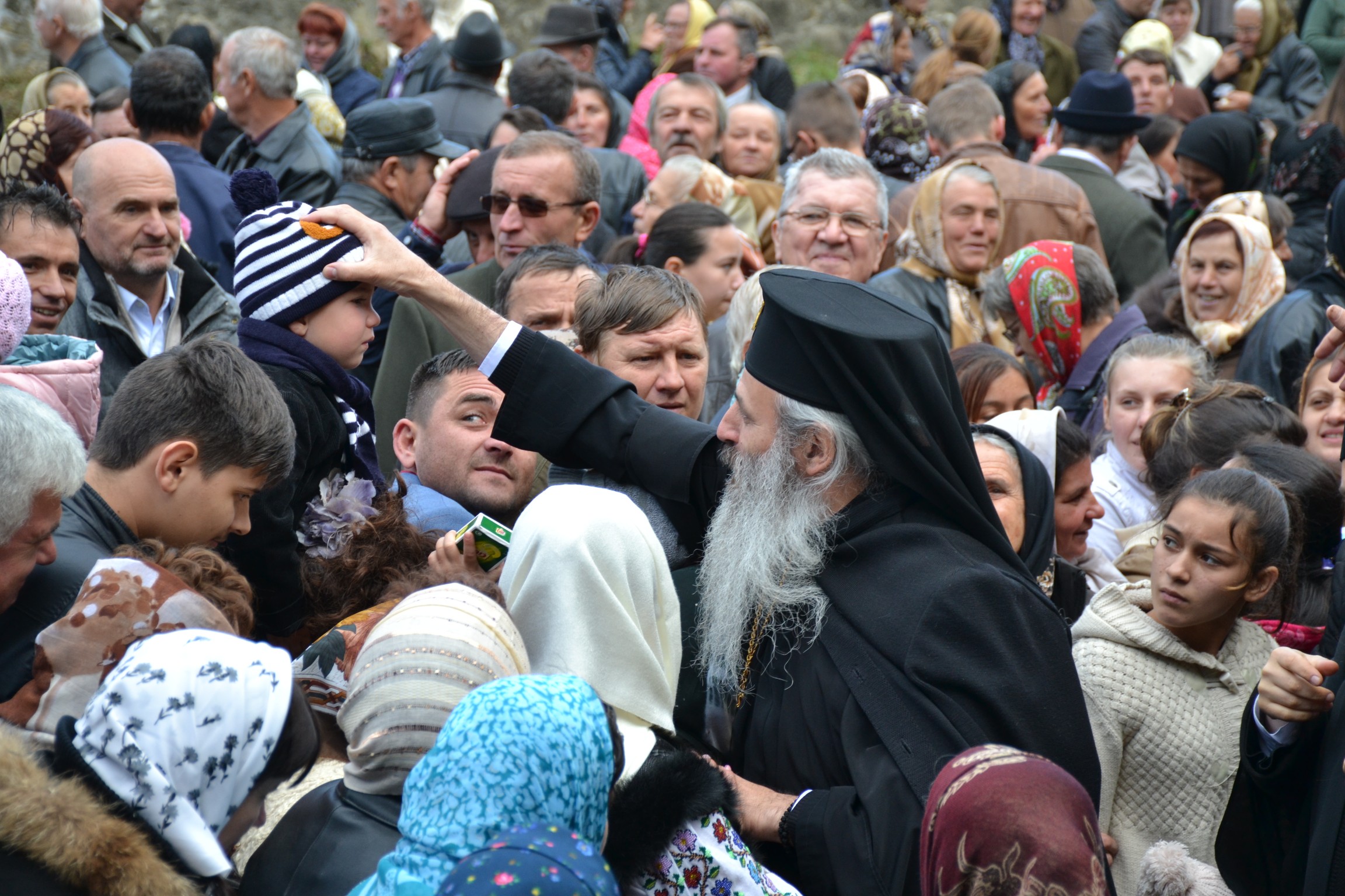 Sfințire de biserică la Piatra Șoimului, după 16 ani de lucrări Sfințire de biserică la Piatra Șoimului, după 16 ani de lucrări