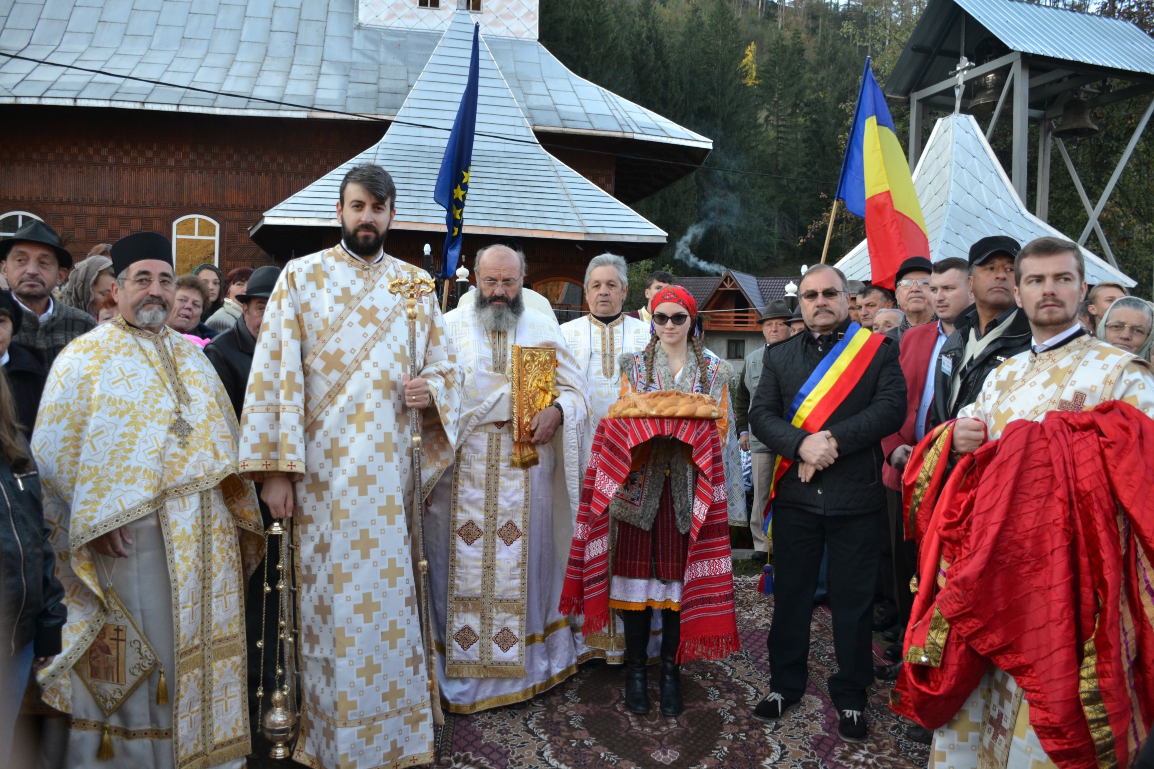 Sfințire de biserică la Piatra Șoimului, după 16 ani de lucrări Sfințire de biserică la Piatra Șoimului, după 16 ani de lucrări
