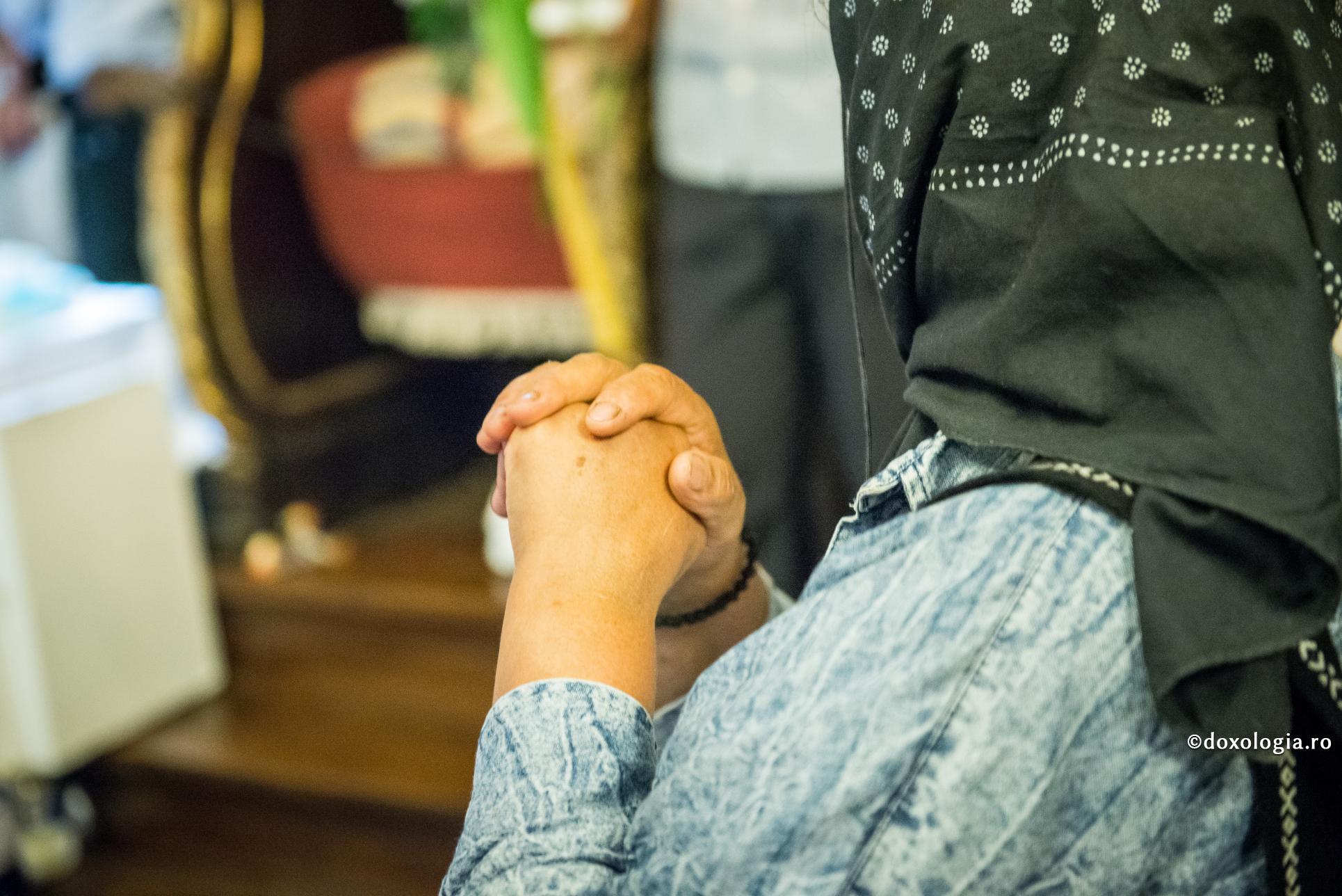 mâini împreunate