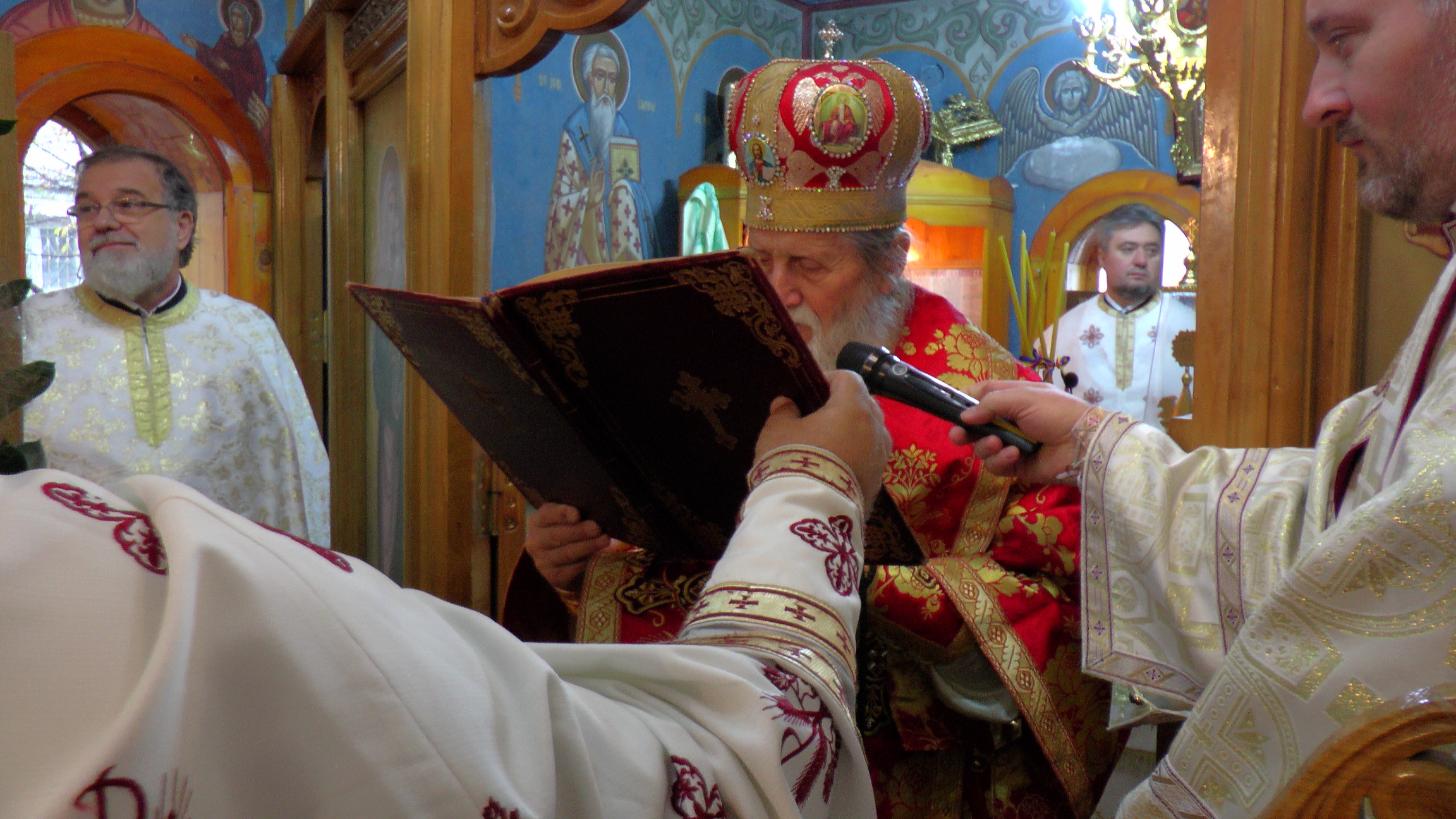 Vizită arhierească la bătrânii din aşezământul Mănăstirii Vatra Dornei