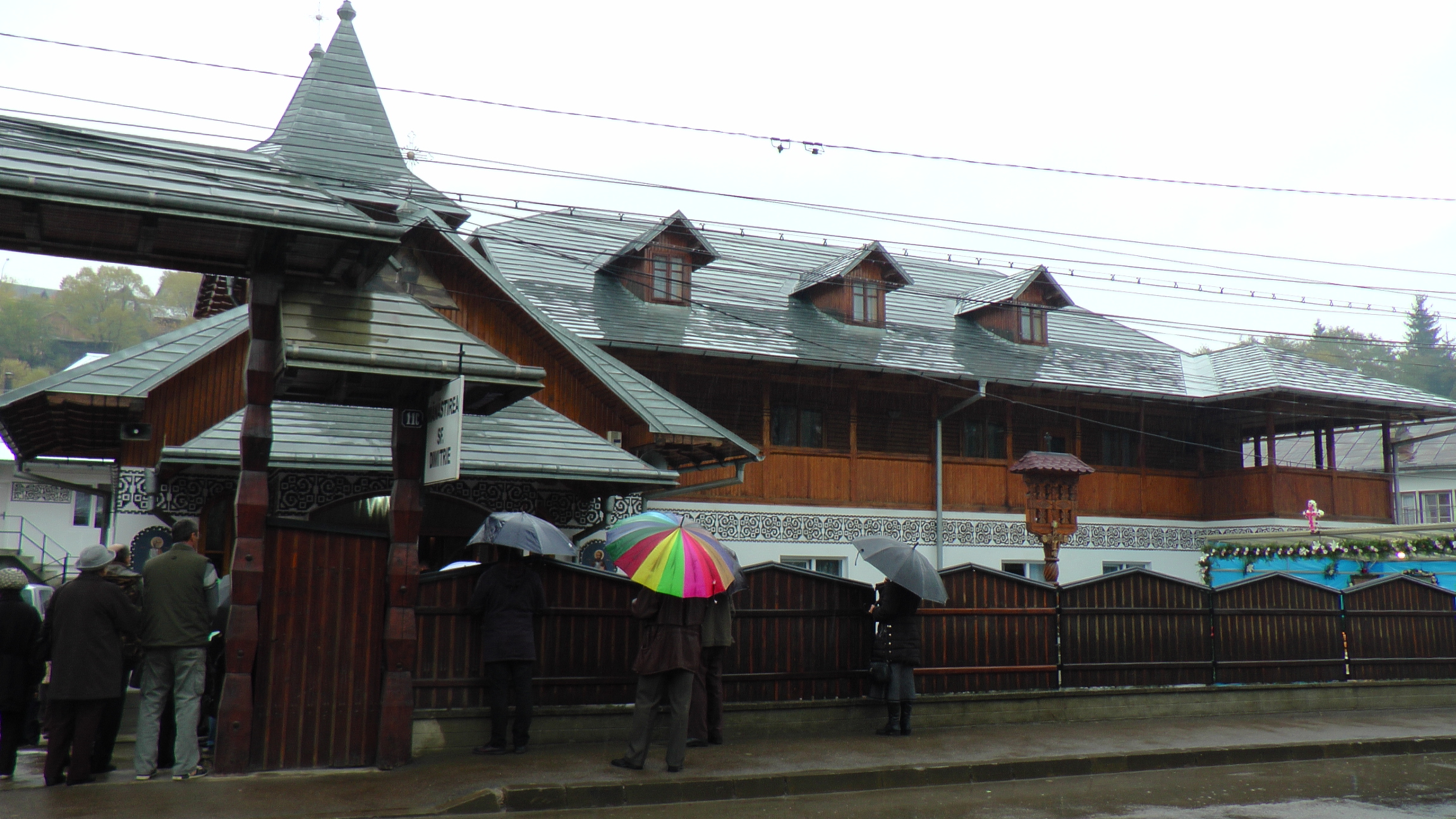 Vizită arhierească la bătrânii din aşezământul Mănăstirii Vatra Dornei