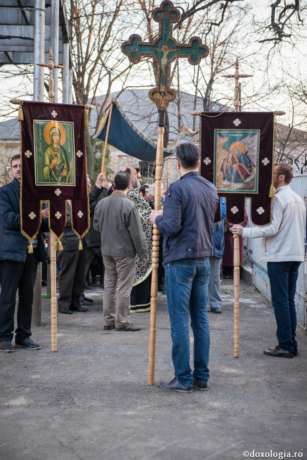Obiecte de cult care se află în pronaos / Foto: Oana Nechifor prapuri