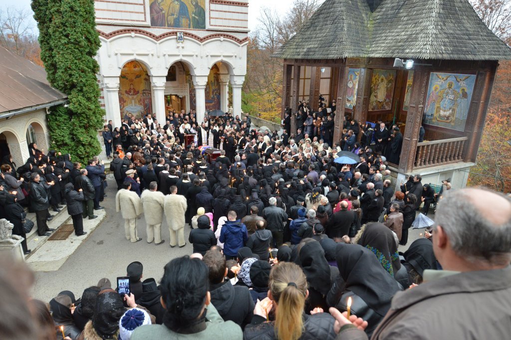 Î.P.S. Justinian Chira a fost înmormântat la Mănăstirea Rohia