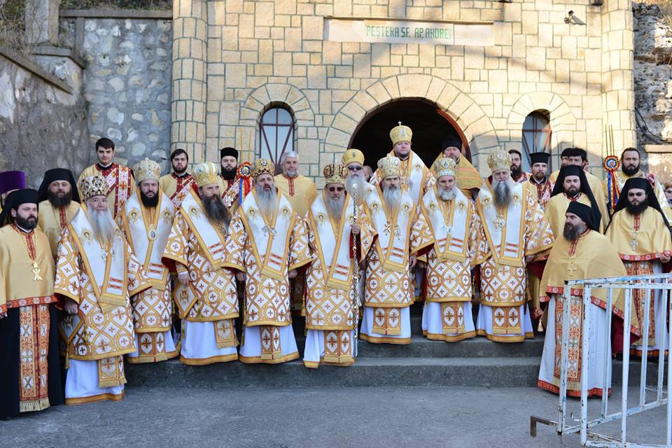Peste zece mii de pelerini, la slujba oficiată la Peştera Sfântului Apostol Andrei