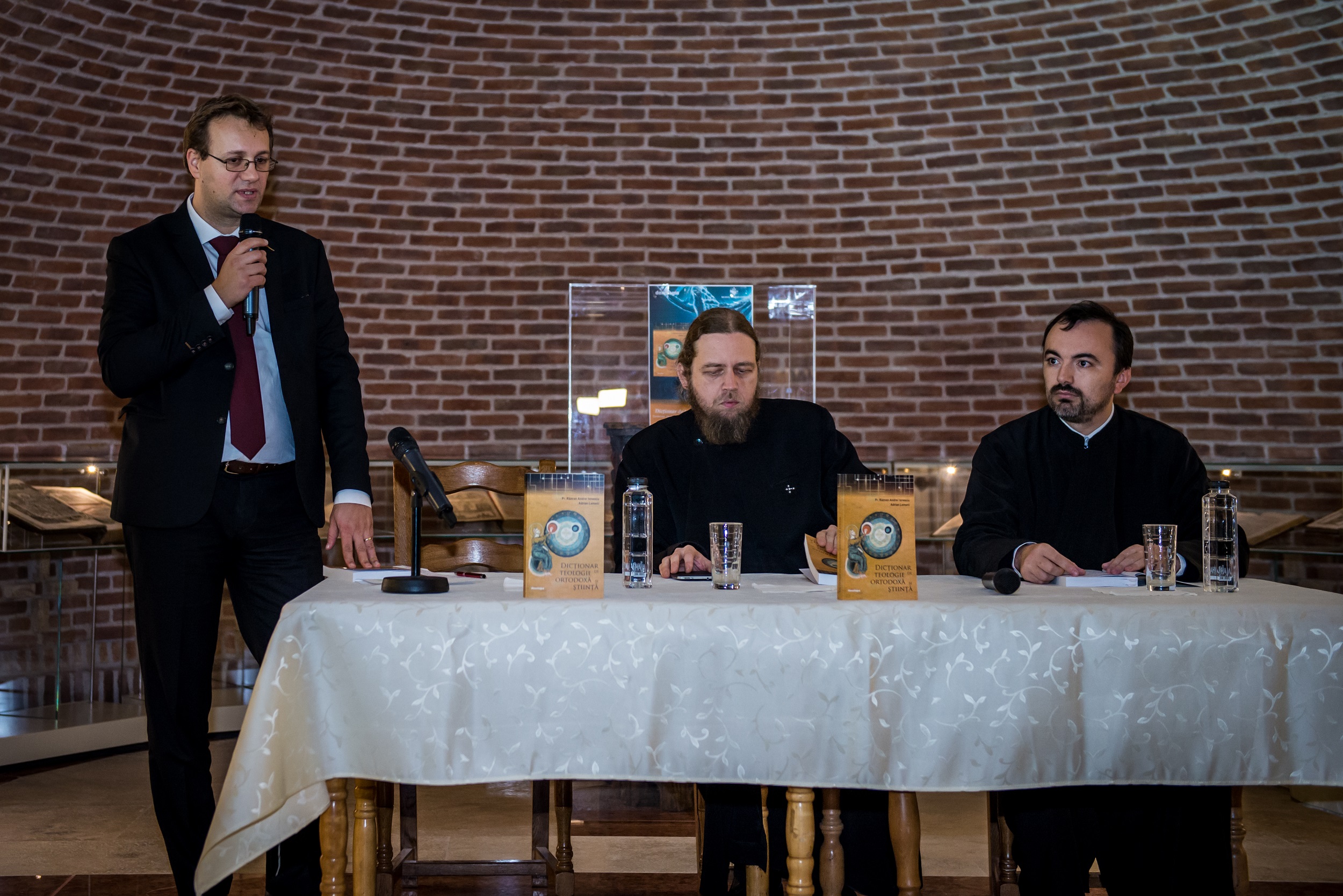 Fotografii: Constantin Comici „Dicţionar de teologie ortodoxă şi ştiinţă“