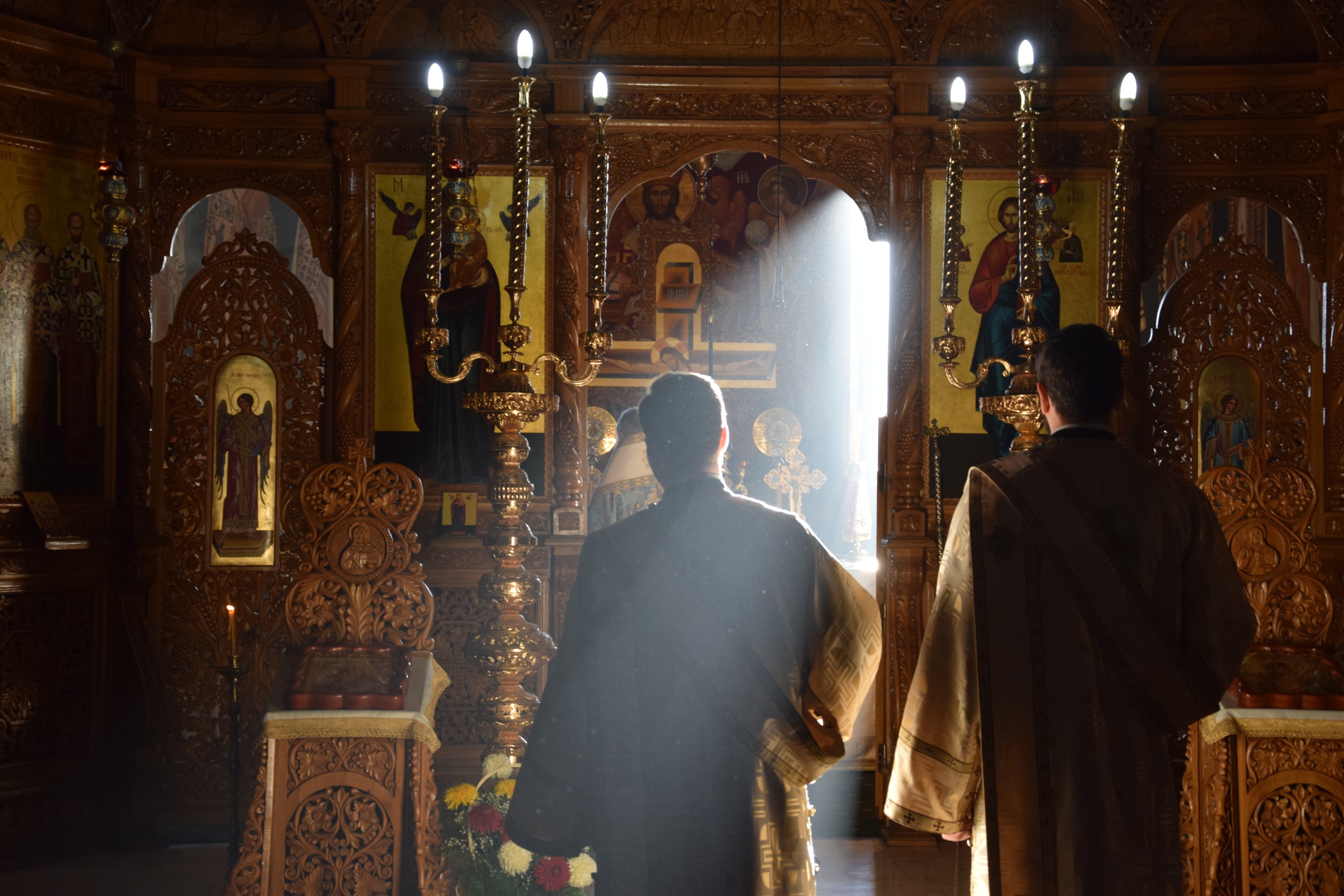 „Am fost trimiși ca să aducem foc din Cer și să-l aprindem pe pământ, în sfintele altare și în inimile oamenilor” „Am fost trimiși ca să aducem foc din Cer și să-l aprindem pe pământ, în sfintele altare și în inimile oamenilor”