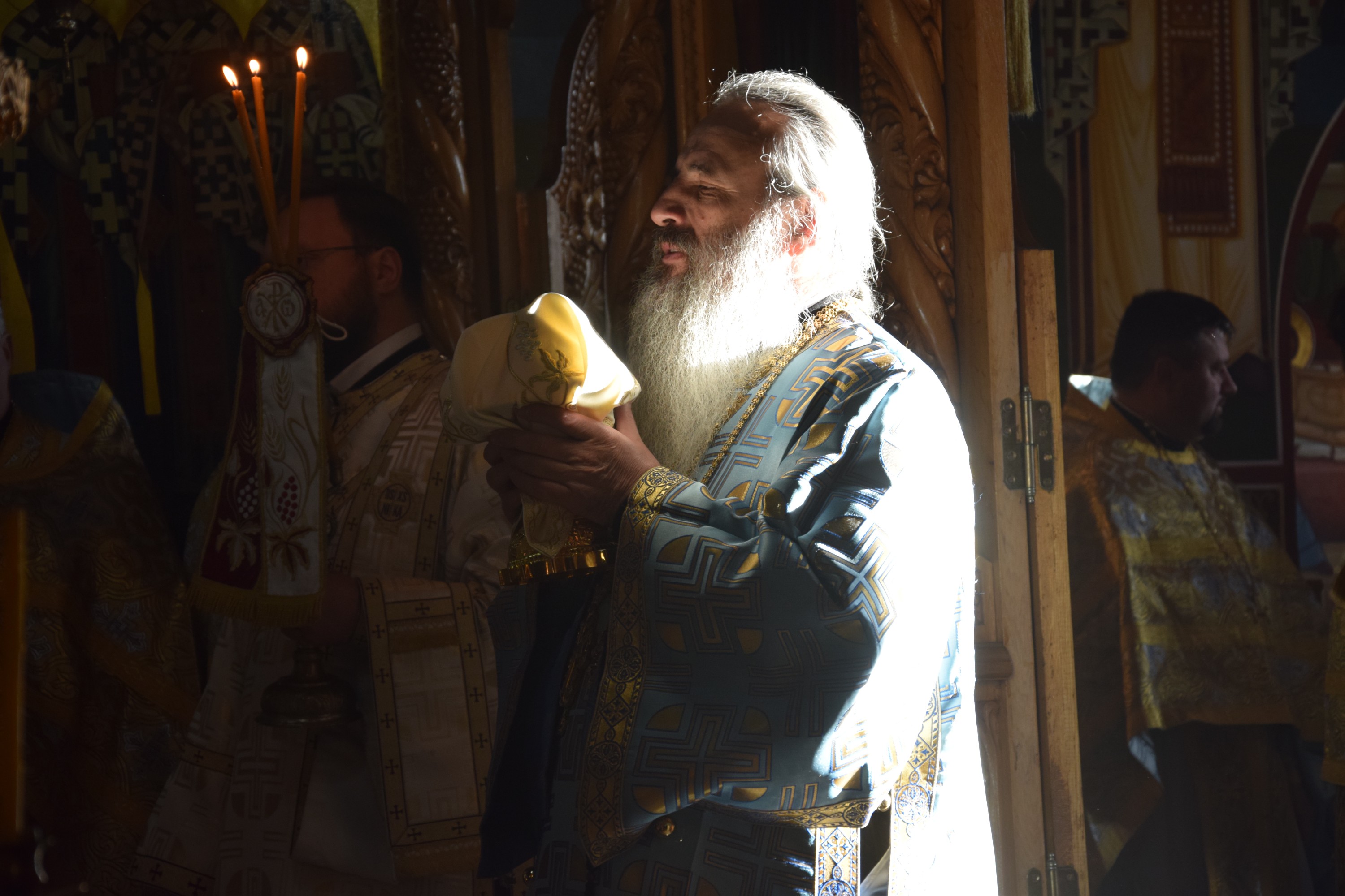 „Am fost trimiși ca să aducem foc din Cer și să-l aprindem pe pământ, în sfintele altare și în inimile oamenilor” „Am fost trimiși ca să aducem foc din Cer și să-l aprindem pe pământ, în sfintele altare și în inimile oamenilor”