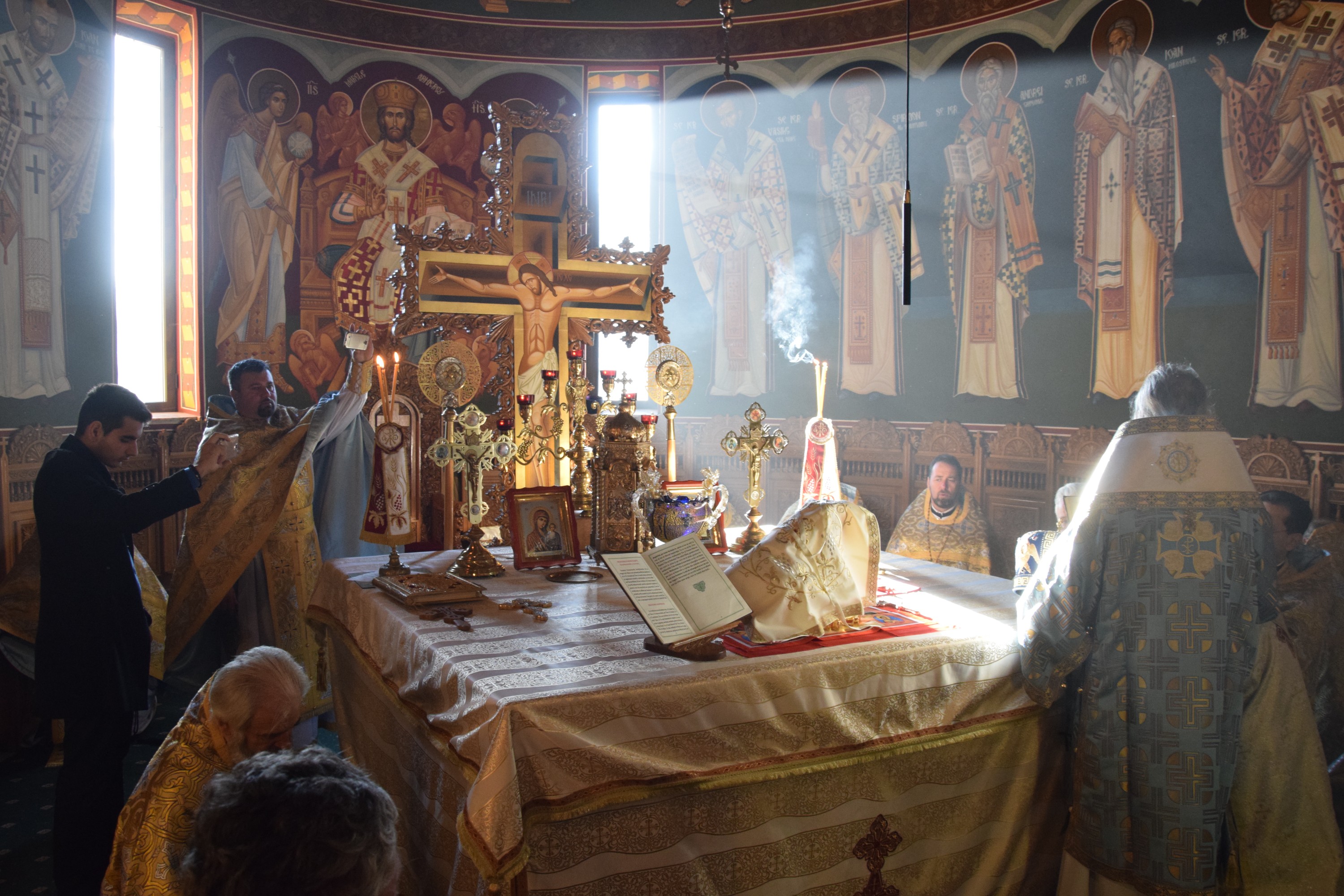 „Am fost trimiși ca să aducem foc din Cer și să-l aprindem pe pământ, în sfintele altare și în inimile oamenilor” „Am fost trimiși ca să aducem foc din Cer și să-l aprindem pe pământ, în sfintele altare și în inimile oamenilor”