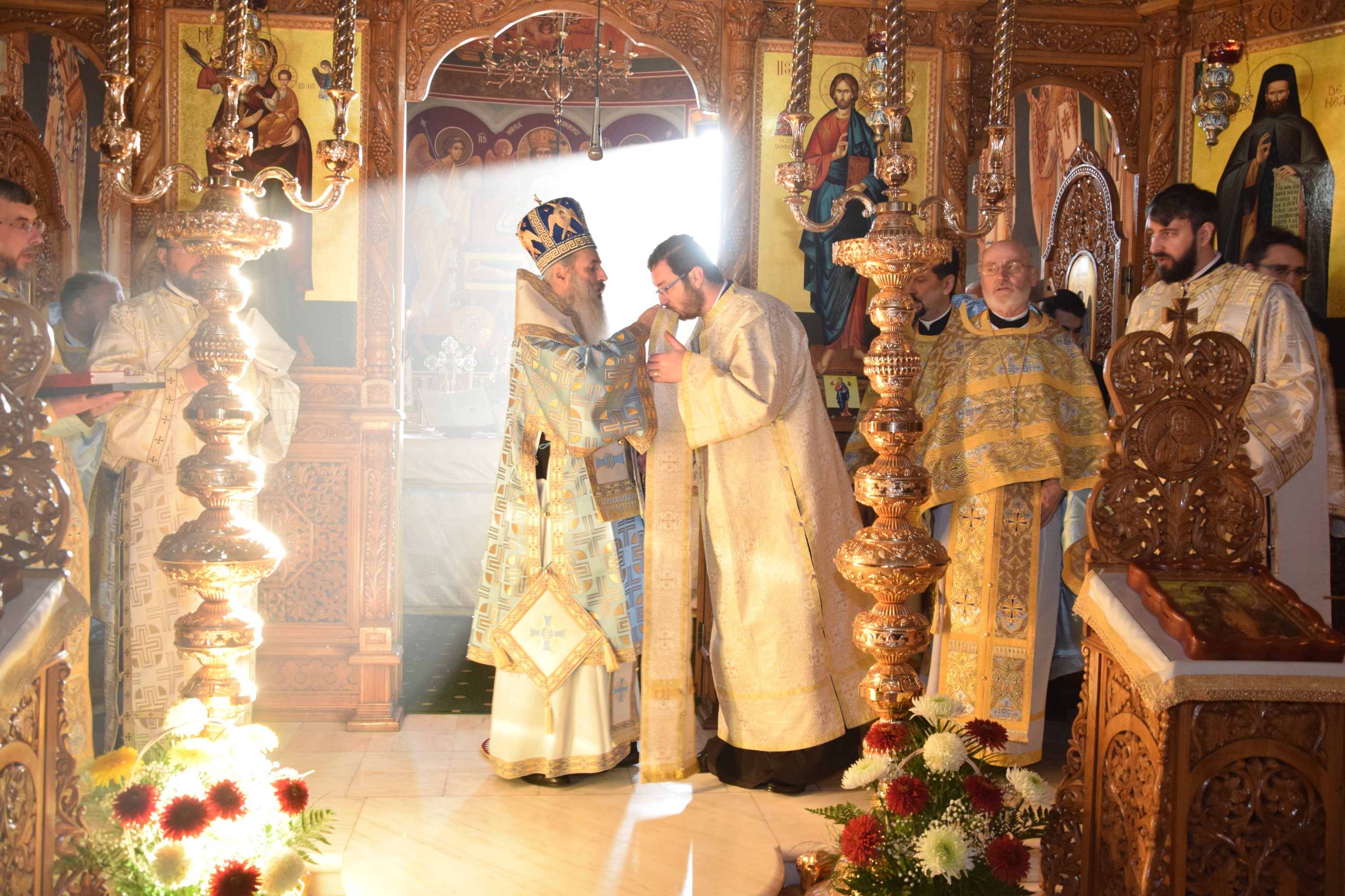 „Am fost trimiși ca să aducem foc din Cer și să-l aprindem pe pământ, în sfintele altare și în inimile oamenilor” „Am fost trimiși ca să aducem foc din Cer și să-l aprindem pe pământ, în sfintele altare și în inimile oamenilor”