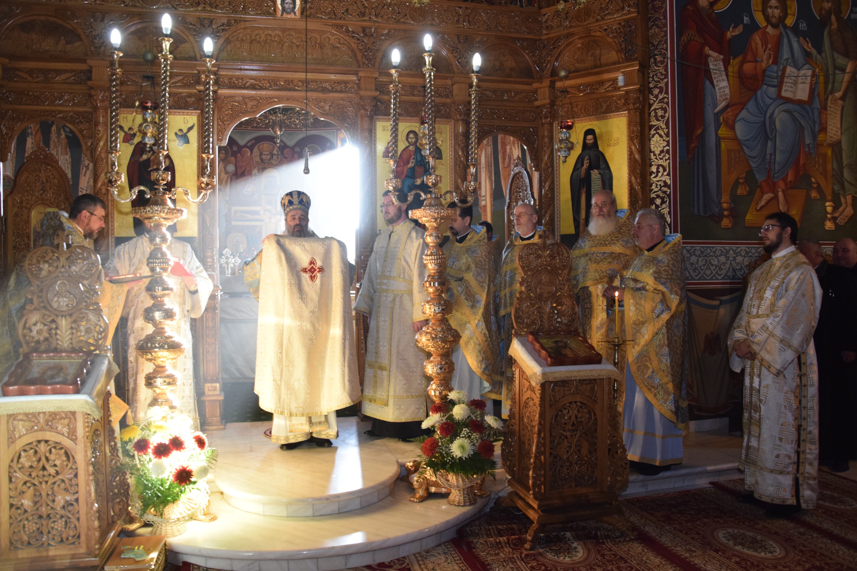 „Am fost trimiși ca să aducem foc din Cer și să-l aprindem pe pământ, în sfintele altare și în inimile oamenilor” „Am fost trimiși ca să aducem foc din Cer și să-l aprindem pe pământ, în sfintele altare și în inimile oamenilor”