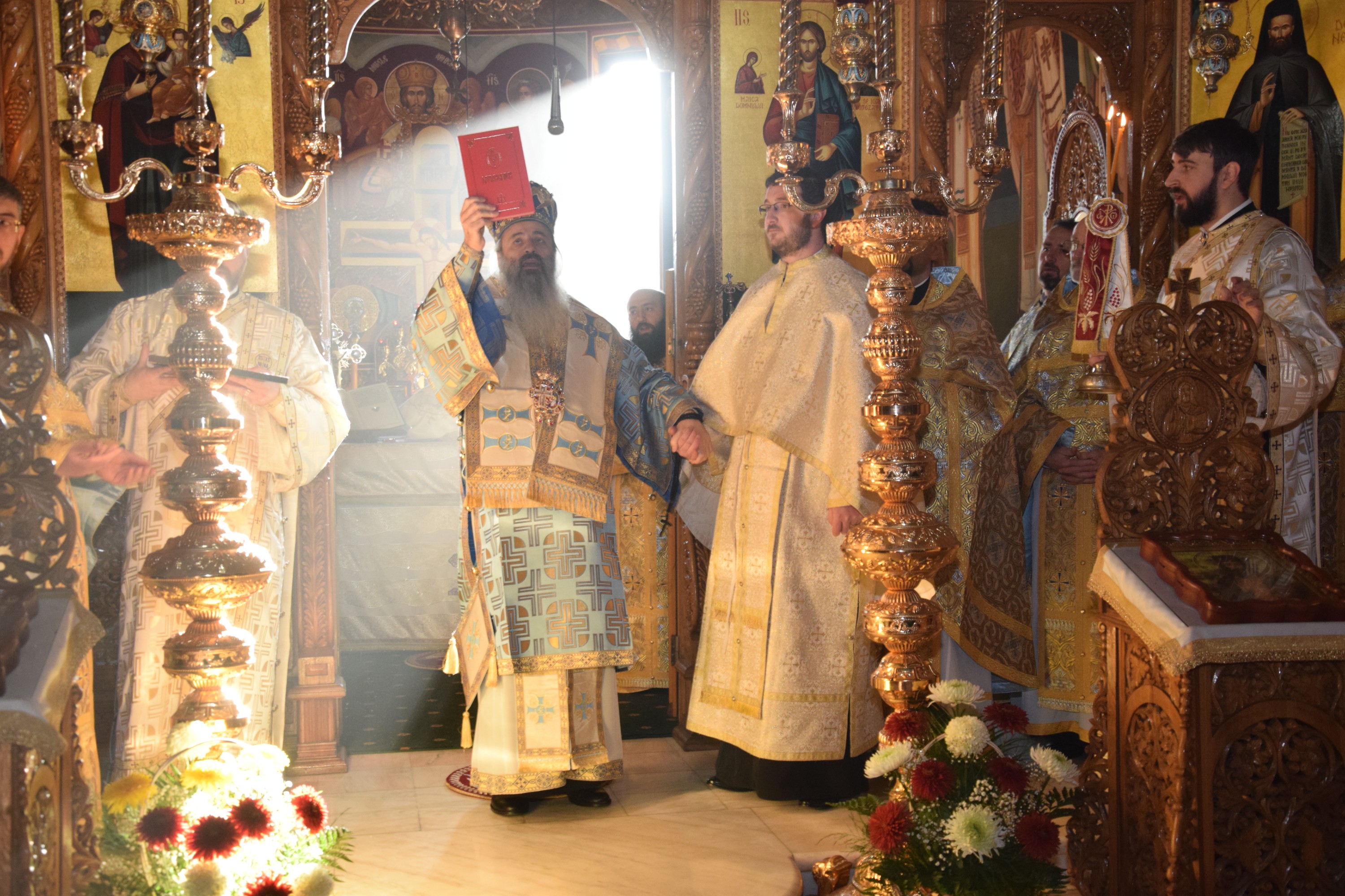 „Am fost trimiși ca să aducem foc din Cer și să-l aprindem pe pământ, în sfintele altare și în inimile oamenilor” „Am fost trimiși ca să aducem foc din Cer și să-l aprindem pe pământ, în sfintele altare și în inimile oamenilor”