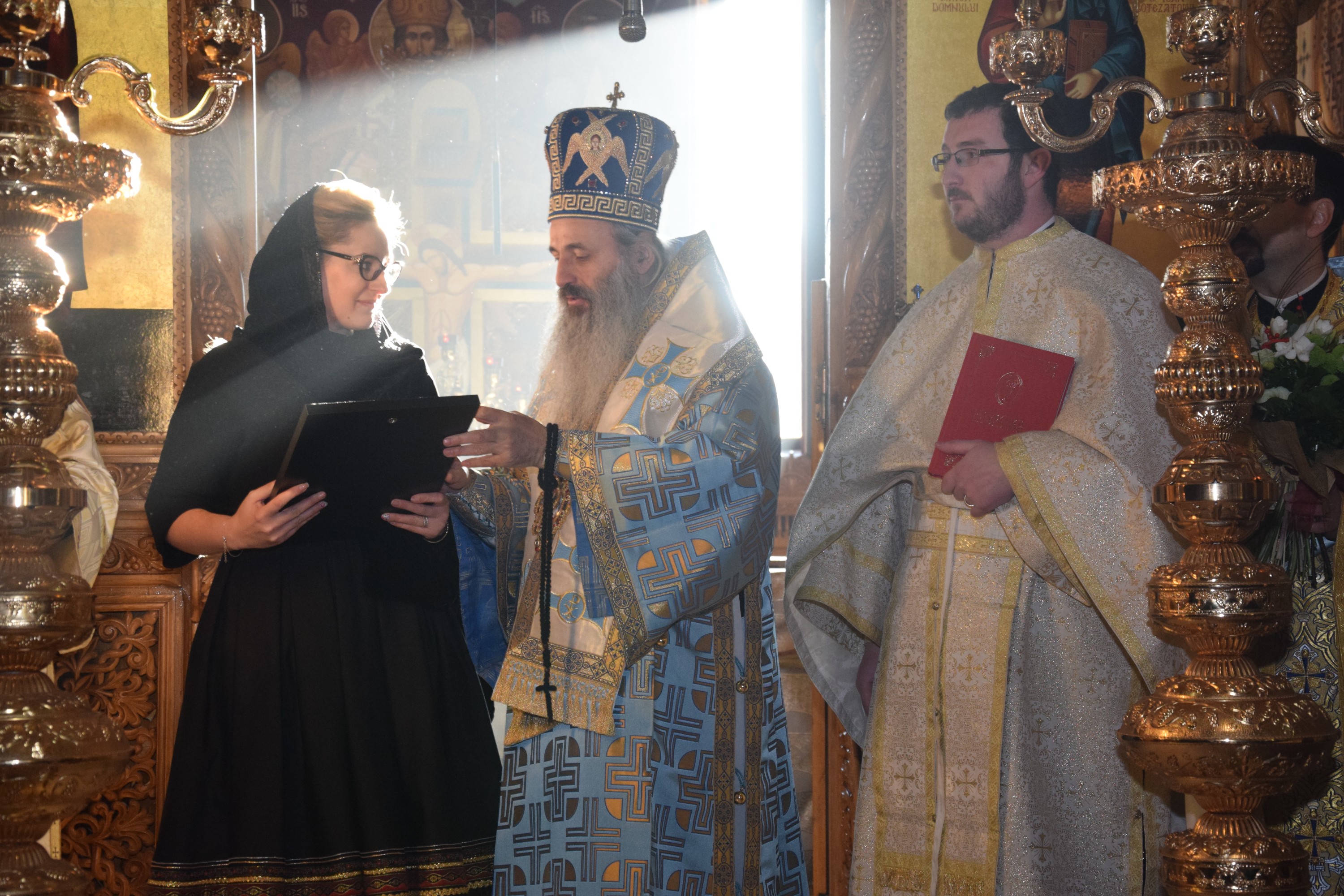 „Am fost trimiși ca să aducem foc din Cer și să-l aprindem pe pământ, în sfintele altare și în inimile oamenilor” „Am fost trimiși ca să aducem foc din Cer și să-l aprindem pe pământ, în sfintele altare și în inimile oamenilor”