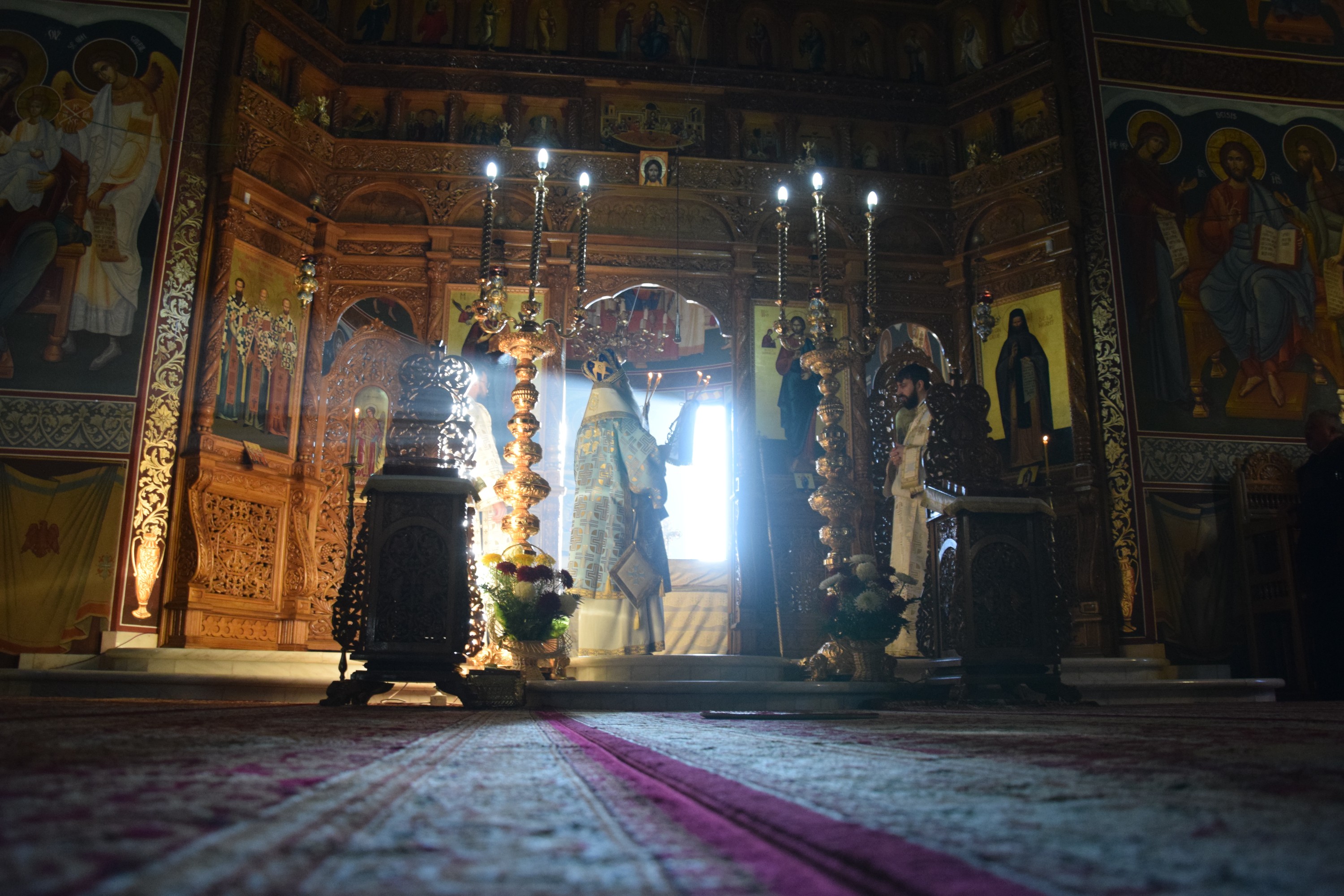 „Am fost trimiși ca să aducem foc din Cer și să-l aprindem pe pământ, în sfintele altare și în inimile oamenilor” „Am fost trimiși ca să aducem foc din Cer și să-l aprindem pe pământ, în sfintele altare și în inimile oamenilor”