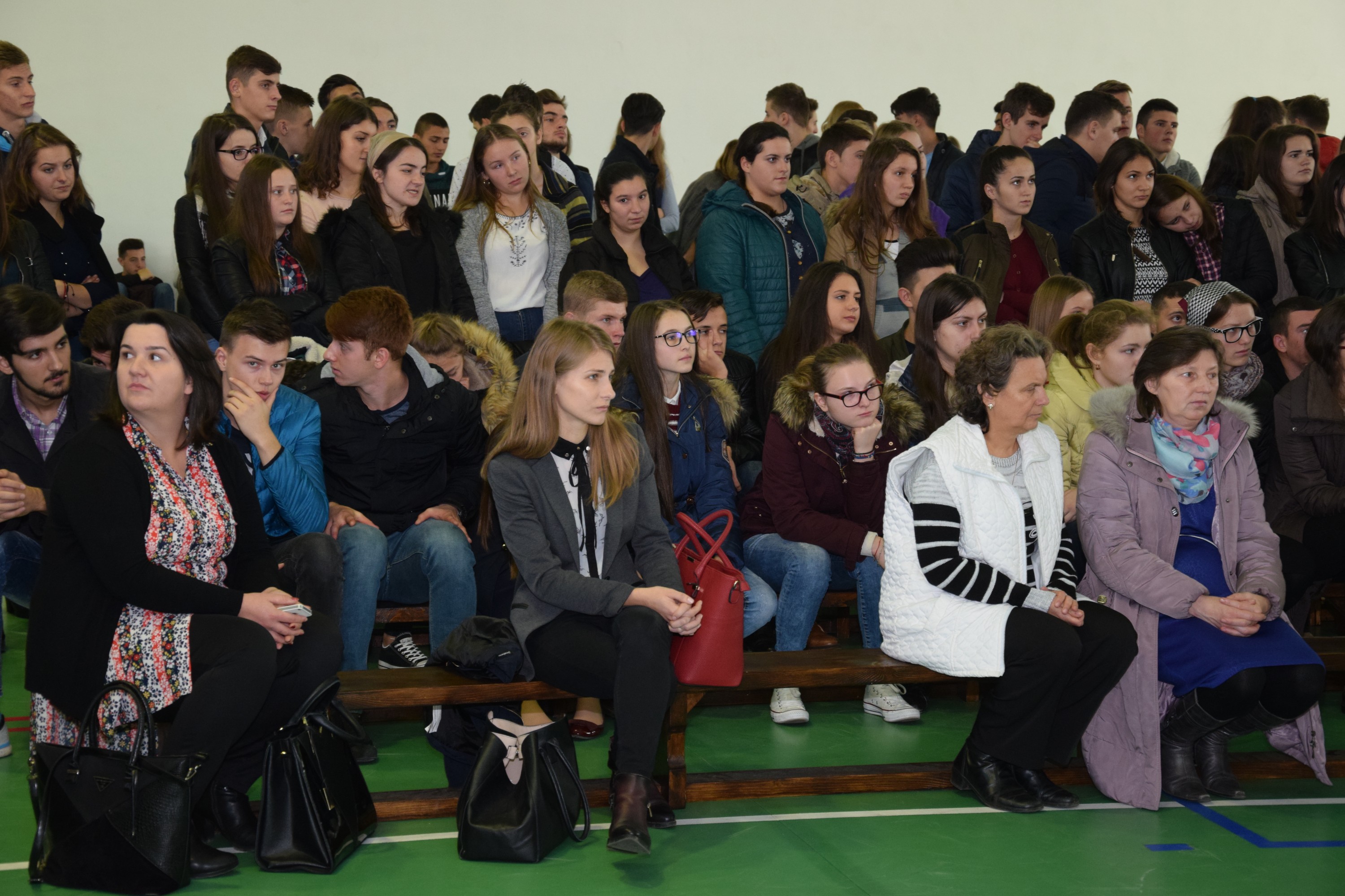 Conferință cu părintele Mihail Daniliuc la Vicovu de Sus, audiată de 600 de elevi