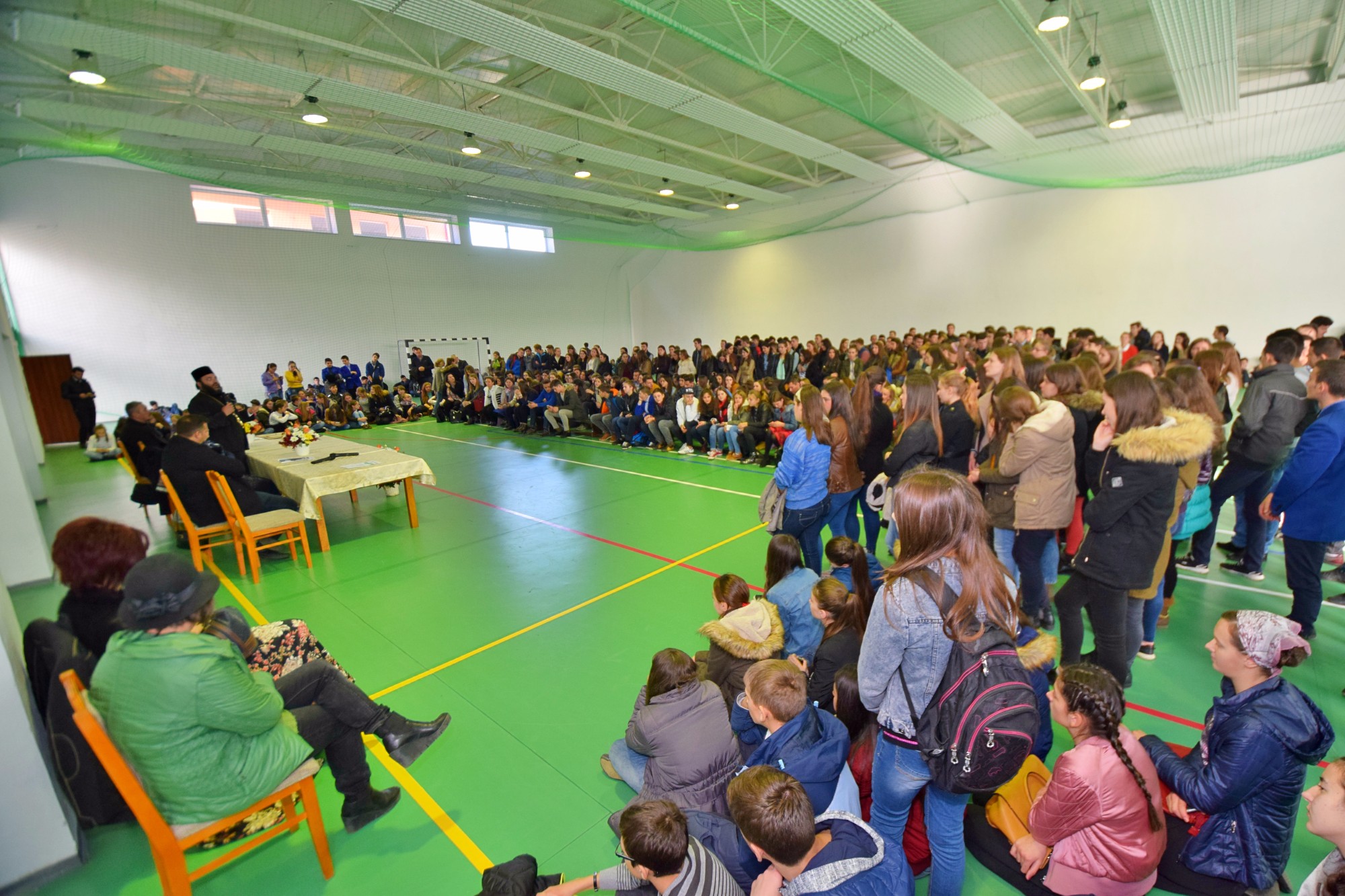 Conferință cu părintele Mihail Daniliuc la Vicovu de Sus, audiată de 600 de elevi