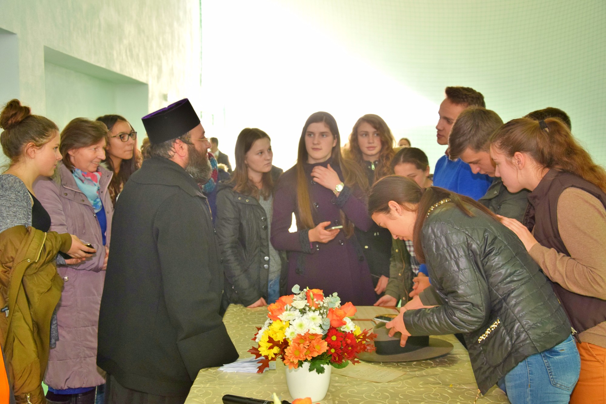 Conferință cu părintele Mihail Daniliuc la Vicovu de Sus, audiată de 600 de elevi