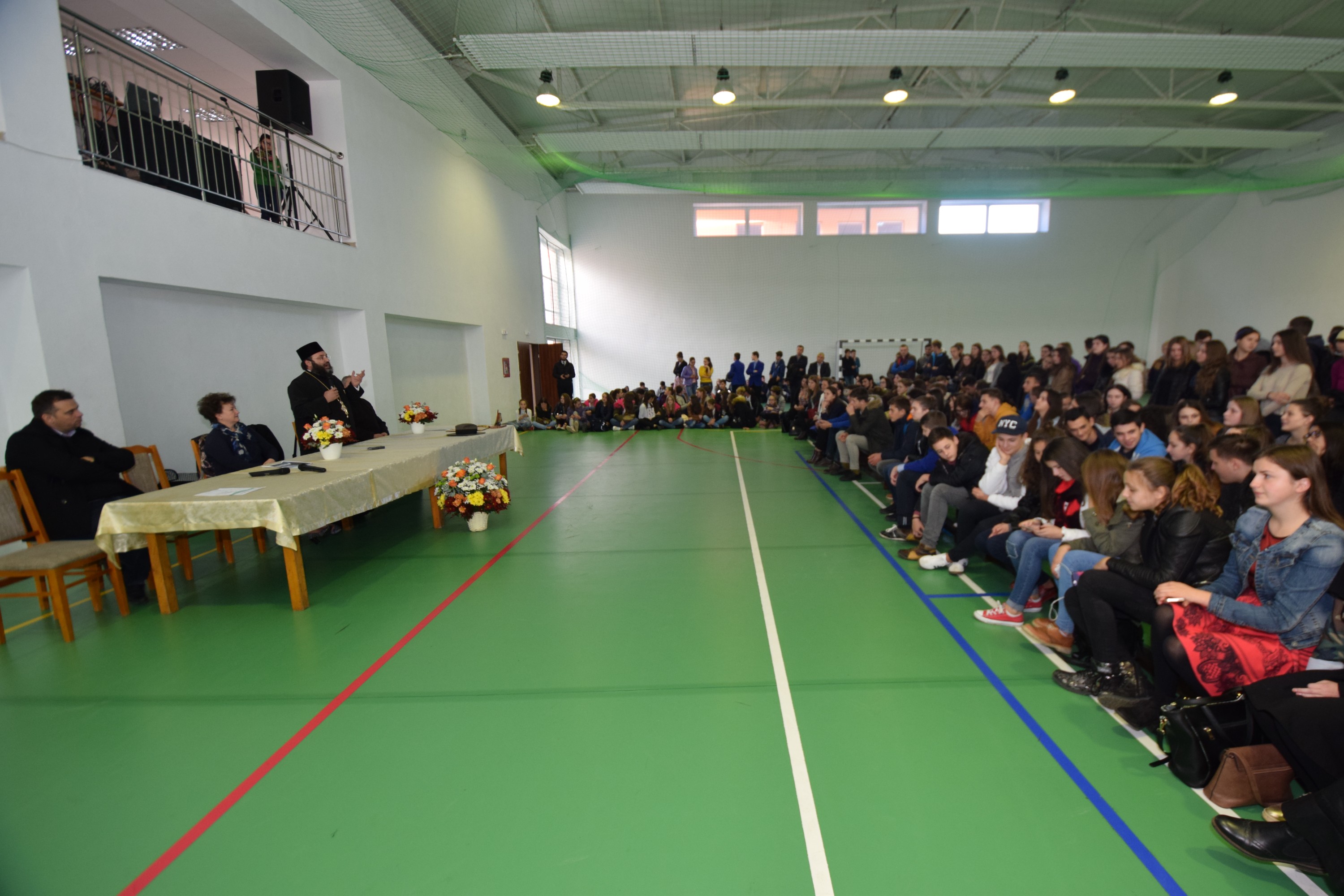 Conferință cu părintele Mihail Daniliuc la Vicovu de Sus, audiată de 600 de elevi