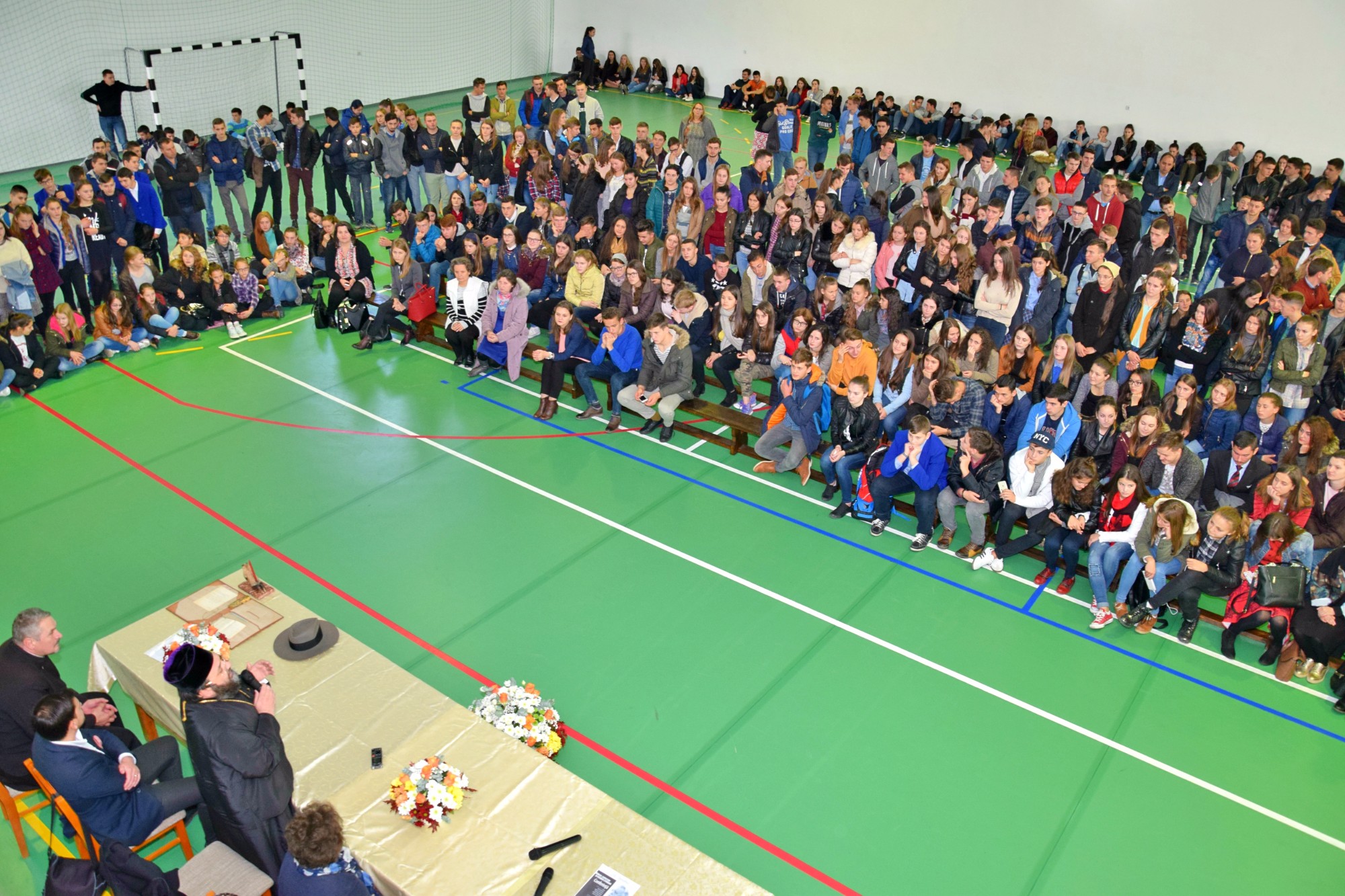 Conferință cu părintele Mihail Daniliuc la Vicovu de Sus, audiată de 600 de elevi