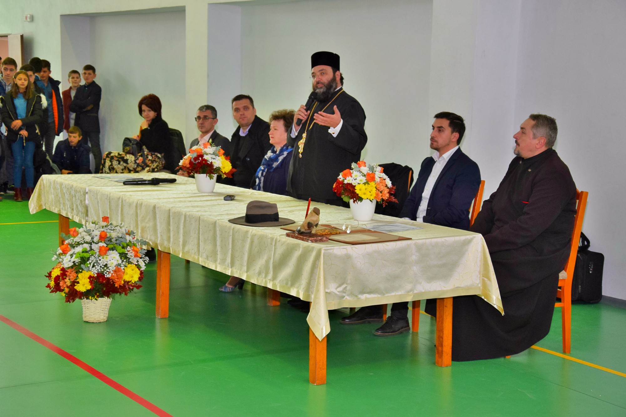 Conferință cu părintele Mihail Daniliuc la Vicovu de Sus, audiată de 600 de elevi