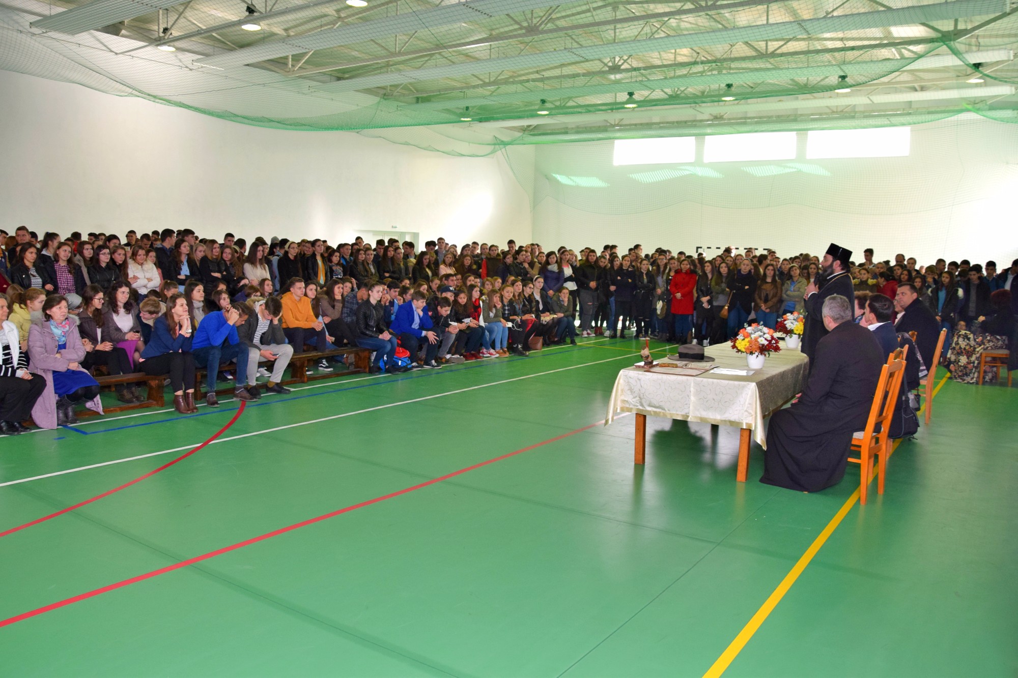 Conferință cu părintele Mihail Daniliuc la Vicovu de Sus, audiată de 600 de elevi