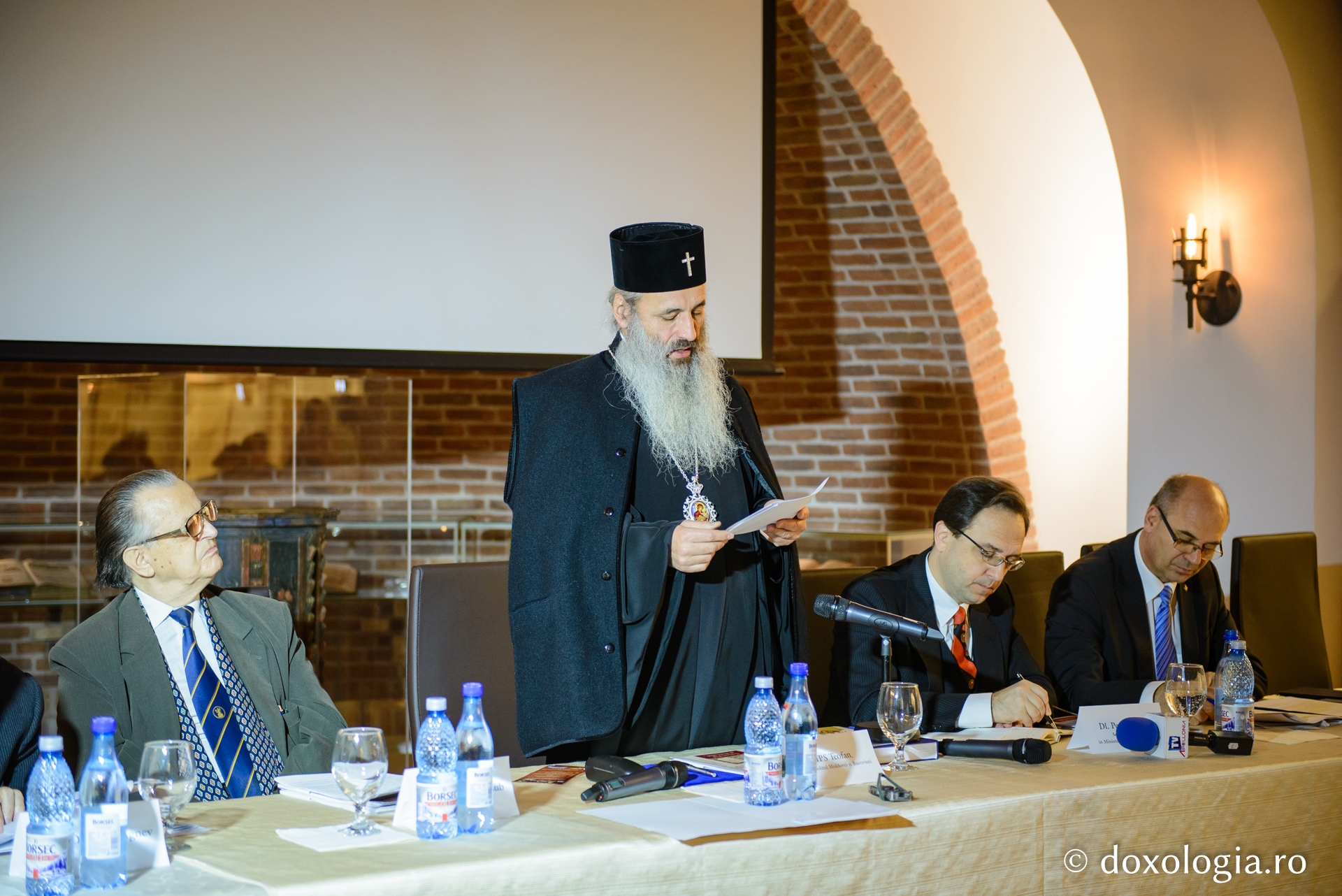 Colocviu la Iași: „O dată cu limba românească s-a învățat și credința ortodoxă” Colocviu la Iași: „O dată cu limba românească s-a învățat și credința ortodoxă”