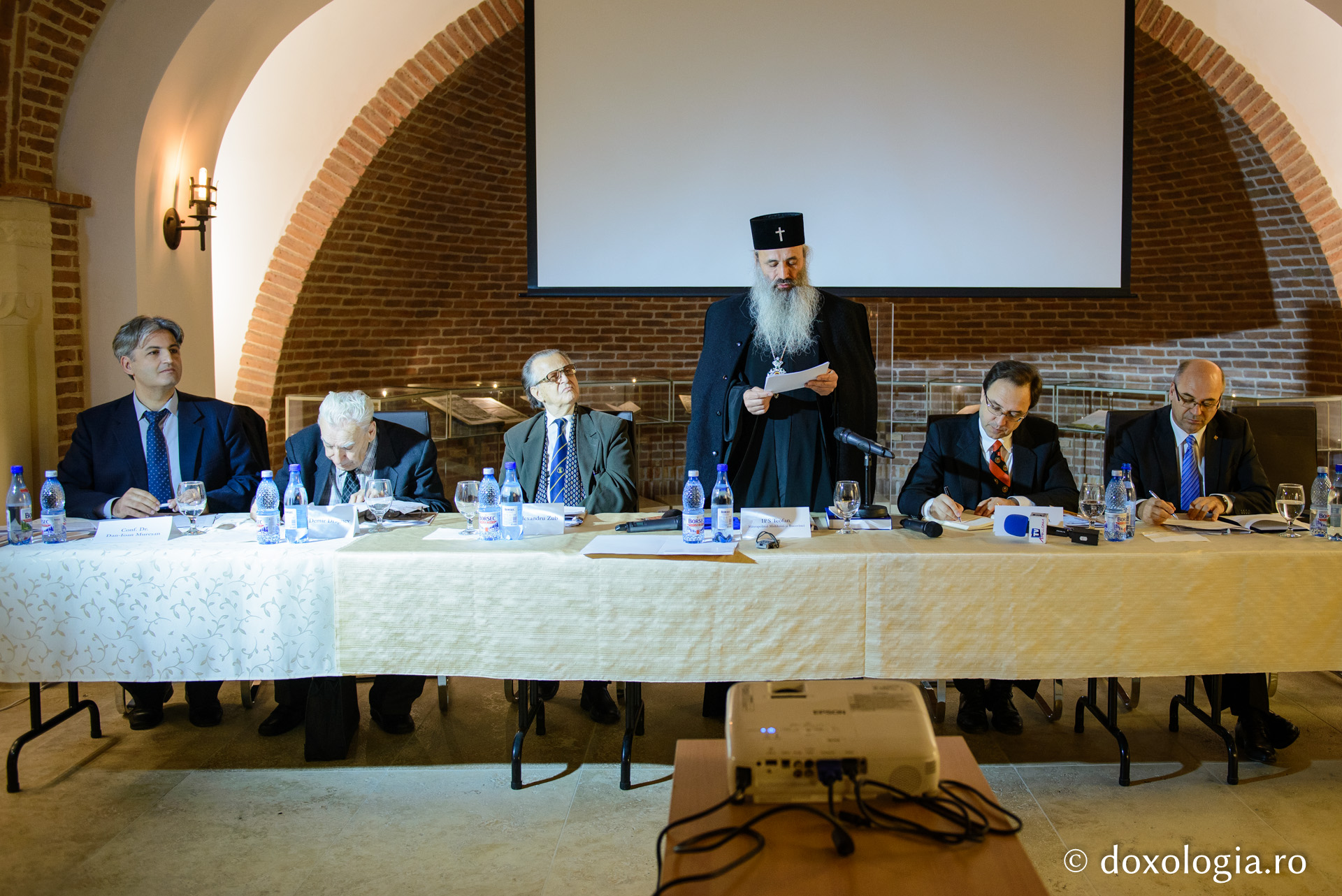 Colocviu la Iași: „O dată cu limba românească s-a învățat și credința ortodoxă” Colocviu la Iași: „O dată cu limba românească s-a învățat și credința ortodoxă”