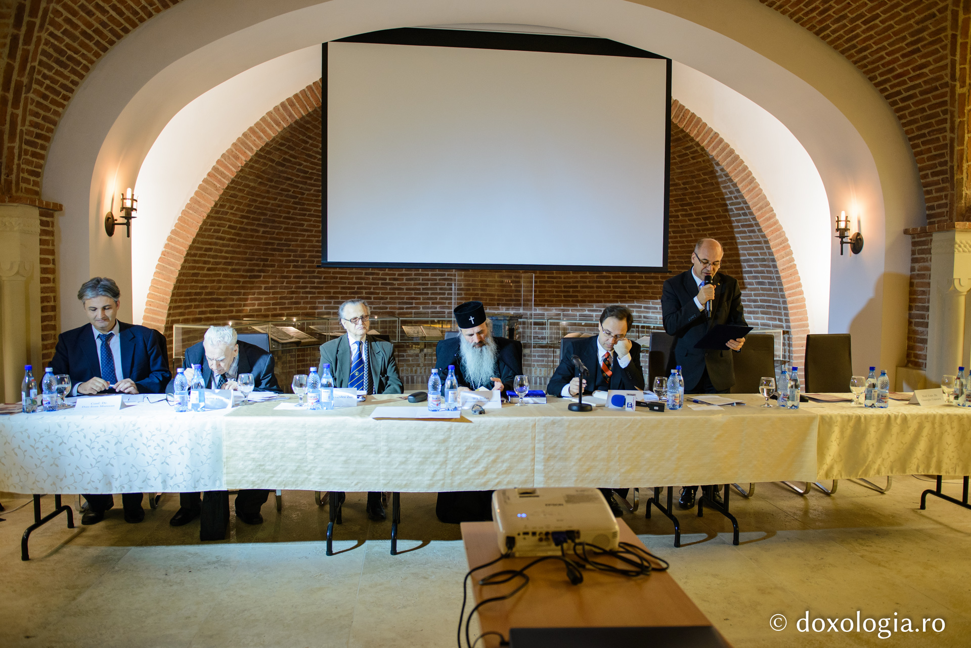 Colocviu la Iași: „O dată cu limba românească s-a învățat și credința ortodoxă” Colocviu la Iași: „O dată cu limba românească s-a învățat și credința ortodoxă”