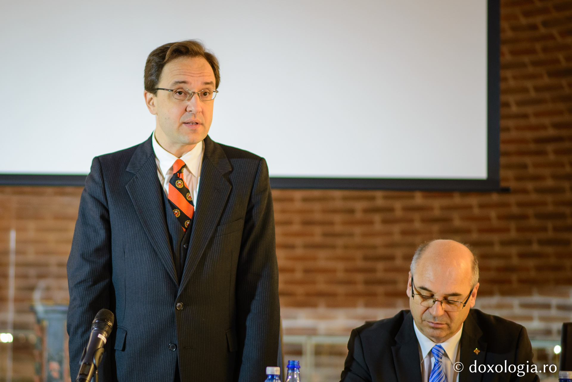 Colocviu la Iași: „O dată cu limba românească s-a învățat și credința ortodoxă” Colocviu la Iași: „O dată cu limba românească s-a învățat și credința ortodoxă”