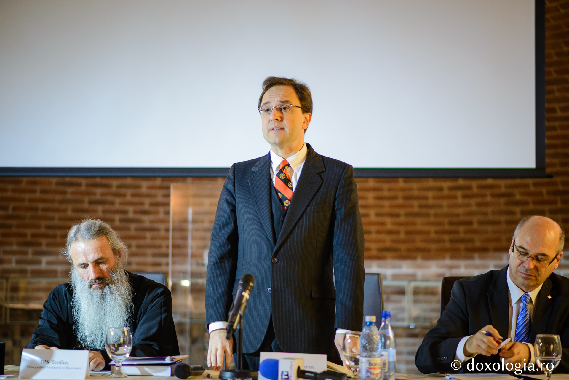 Colocviu la Iași: „O dată cu limba românească s-a învățat și credința ortodoxă” Colocviu la Iași: „O dată cu limba românească s-a învățat și credința ortodoxă”