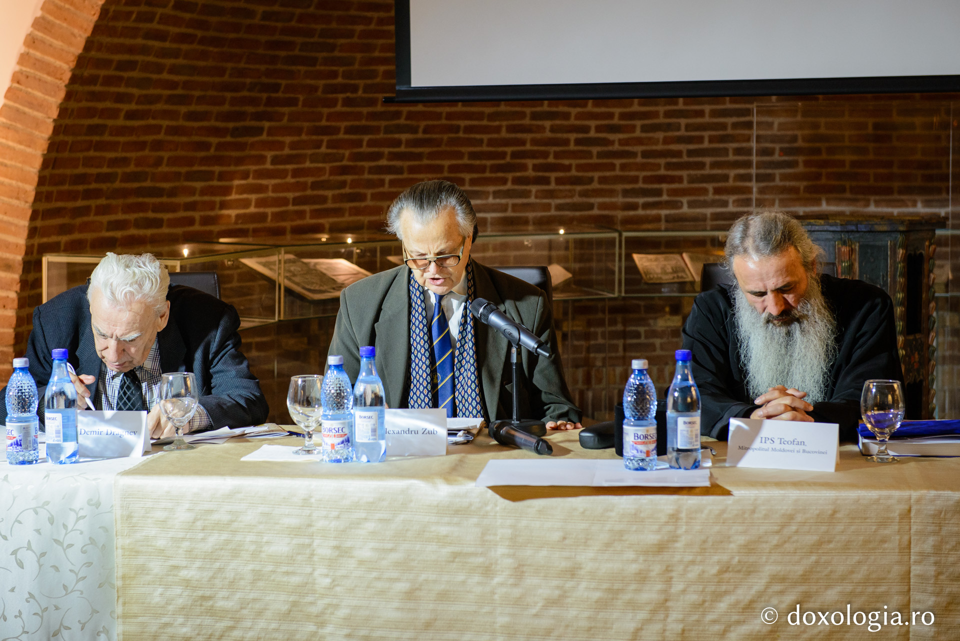 Colocviu la Iași: „O dată cu limba românească s-a învățat și credința ortodoxă” Colocviu la Iași: „O dată cu limba românească s-a învățat și credința ortodoxă”