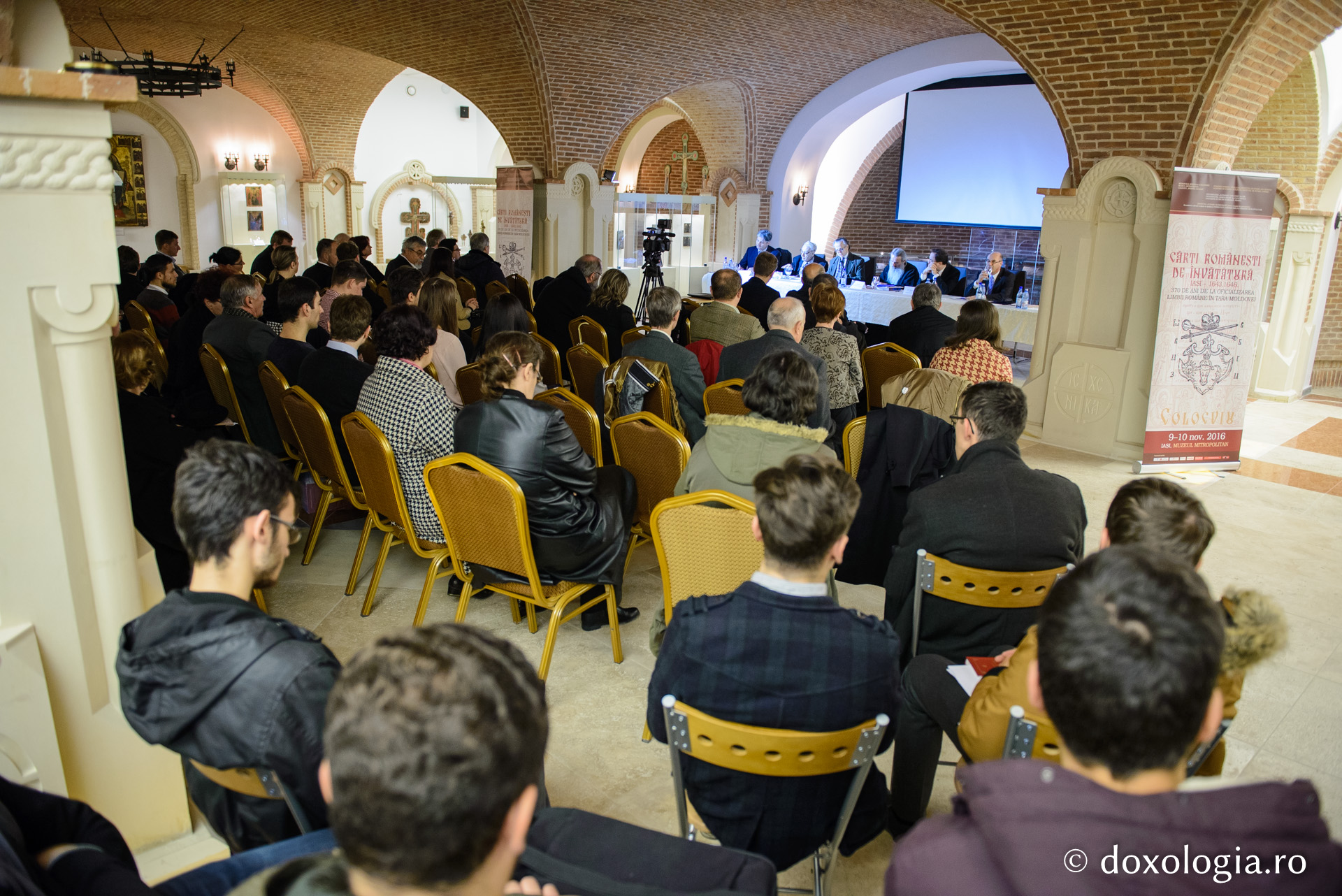 Colocviu la Iași: „O dată cu limba românească s-a învățat și credința ortodoxă” Colocviu la Iași: „O dată cu limba românească s-a învățat și credința ortodoxă”