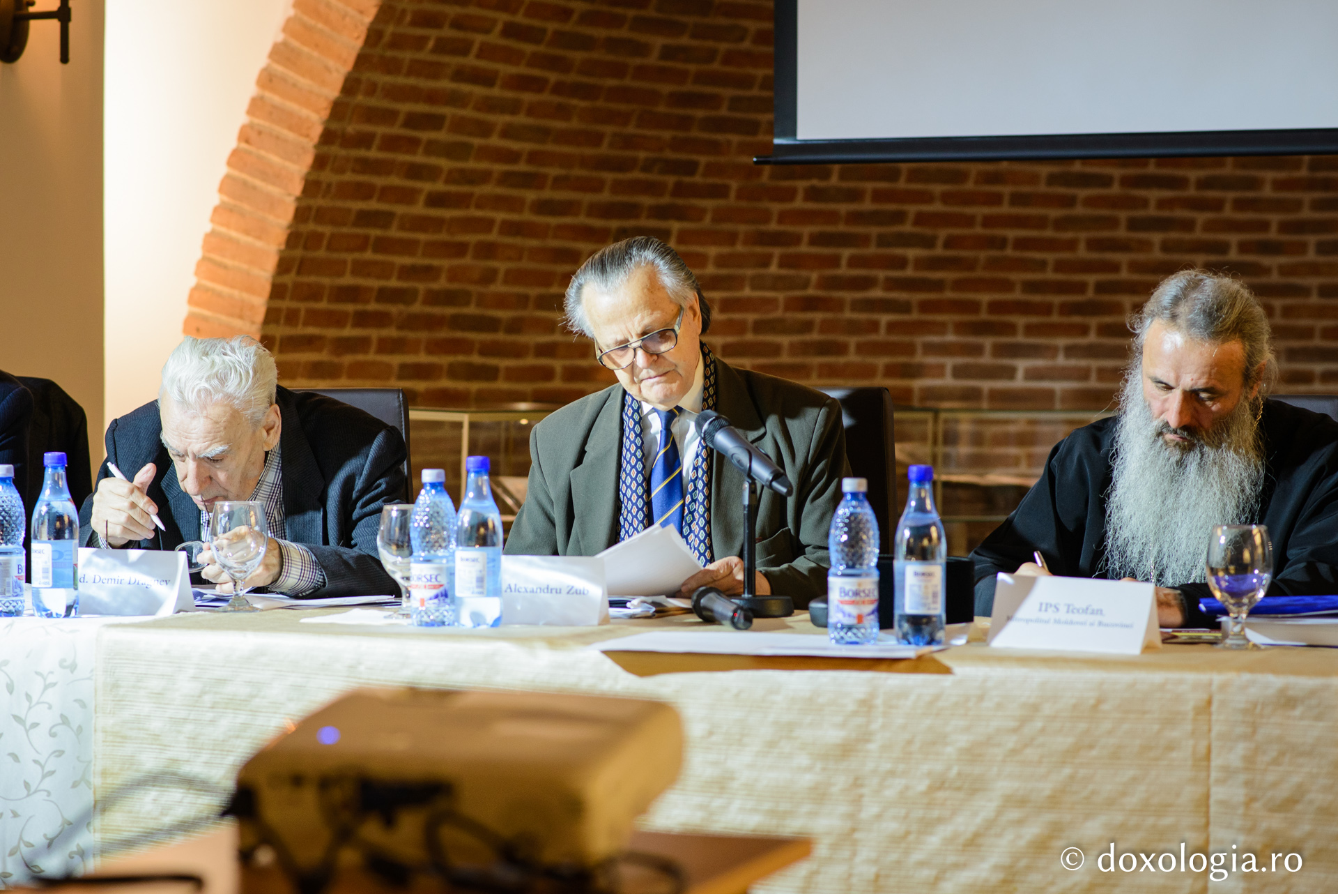 Colocviu la Iași: „O dată cu limba românească s-a învățat și credința ortodoxă” Colocviu la Iași: „O dată cu limba românească s-a învățat și credința ortodoxă”