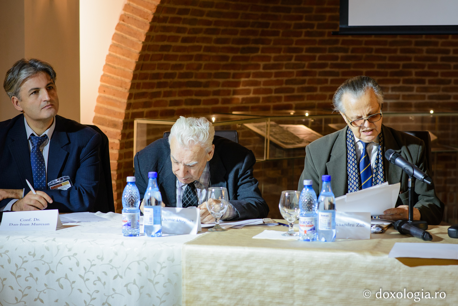 Colocviu la Iași: „O dată cu limba românească s-a învățat și credința ortodoxă” Colocviu la Iași: „O dată cu limba românească s-a învățat și credința ortodoxă”