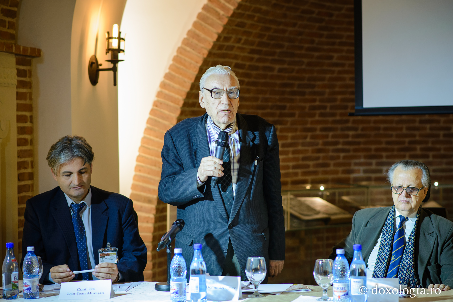 Colocviu la Iași: „O dată cu limba românească s-a învățat și credința ortodoxă” Colocviu la Iași: „O dată cu limba românească s-a învățat și credința ortodoxă”