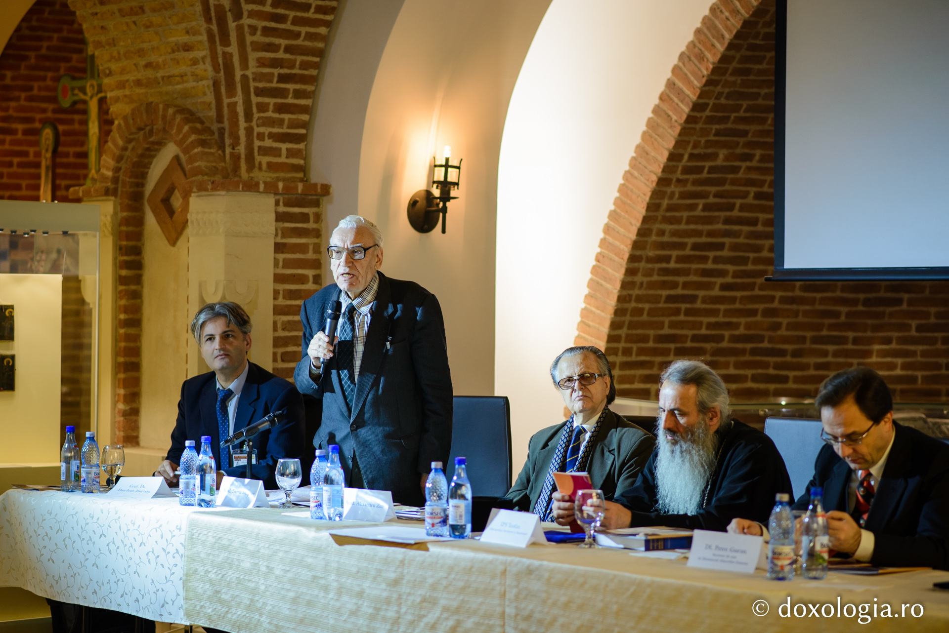 Colocviu la Iași: „O dată cu limba românească s-a învățat și credința ortodoxă” Colocviu la Iași: „O dată cu limba românească s-a învățat și credința ortodoxă”