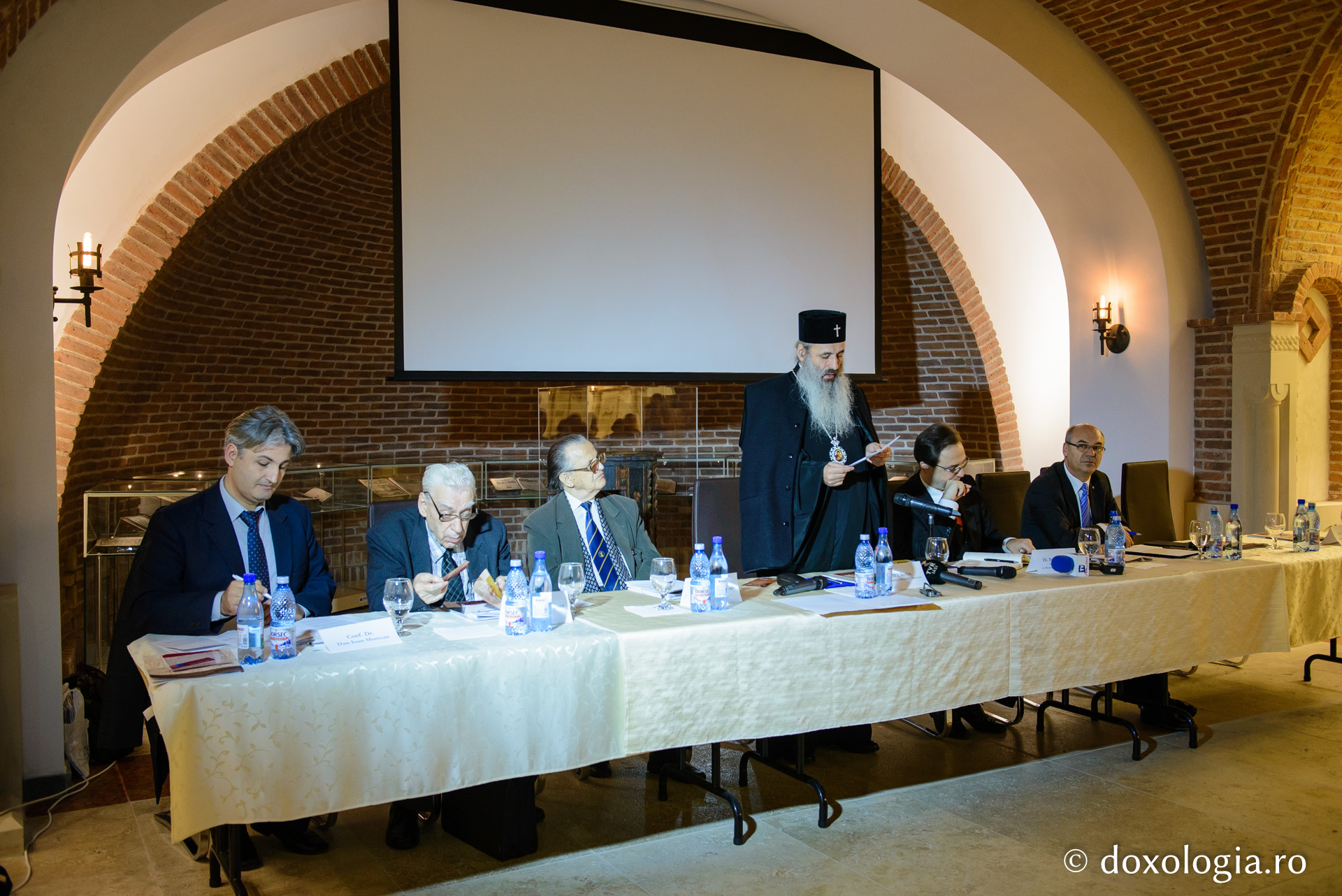 Colocviu la Iași: „O dată cu limba românească s-a învățat și credința ortodoxă” Colocviu la Iași: „O dată cu limba românească s-a învățat și credința ortodoxă”