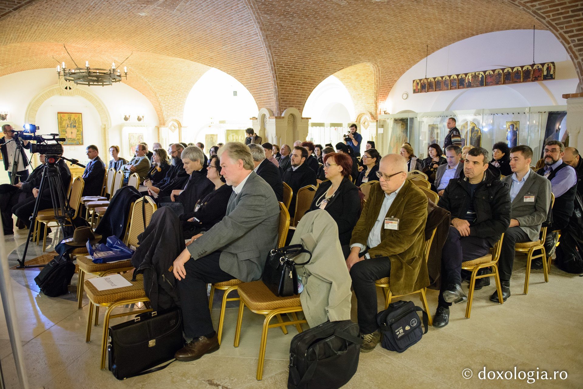 Colocviu la Iași: „O dată cu limba românească s-a învățat și credința ortodoxă” Colocviu la Iași: „O dată cu limba românească s-a învățat și credința ortodoxă”