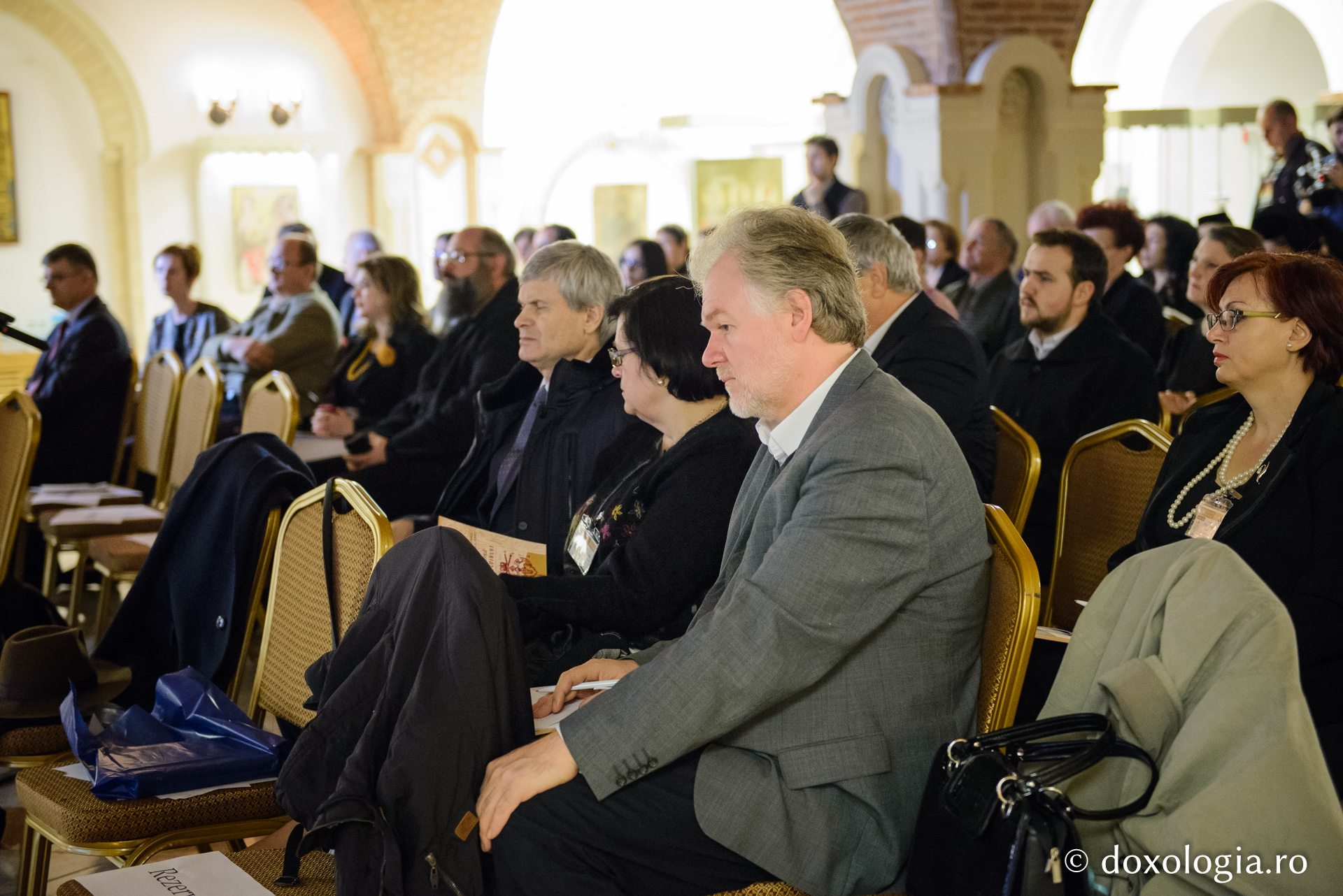 Colocviu la Iași: „O dată cu limba românească s-a învățat și credința ortodoxă” Colocviu la Iași: „O dată cu limba românească s-a învățat și credința ortodoxă”